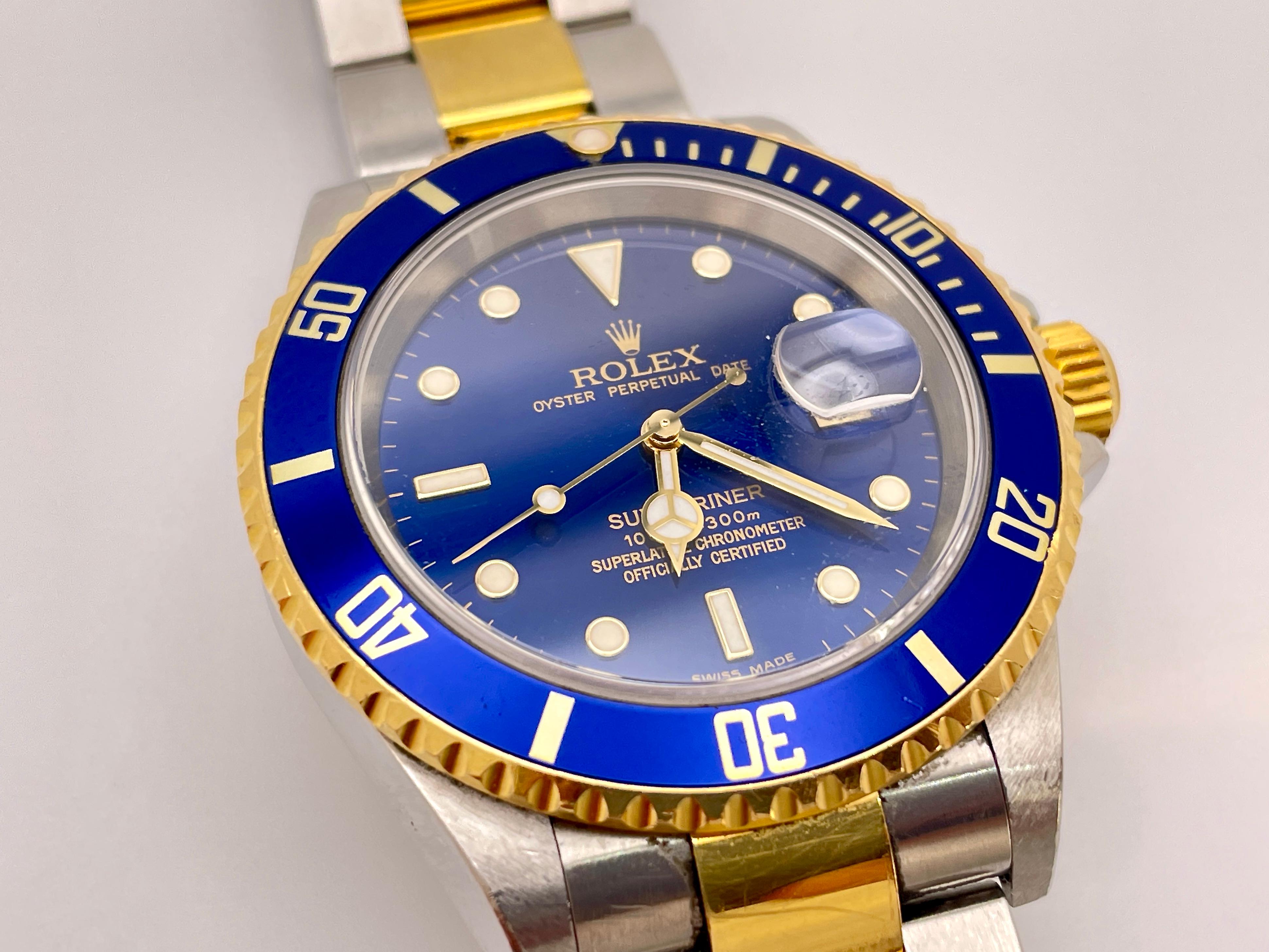 Une authentique Rolex Submariner 16613, un garde-temps luxueux et durable qui allie harmonieusement fonctionnalité et style. Cette montre pour homme en or et en acier inoxydable est livrée avec sa boîte d'origine, ce qui en fait un excellent choix