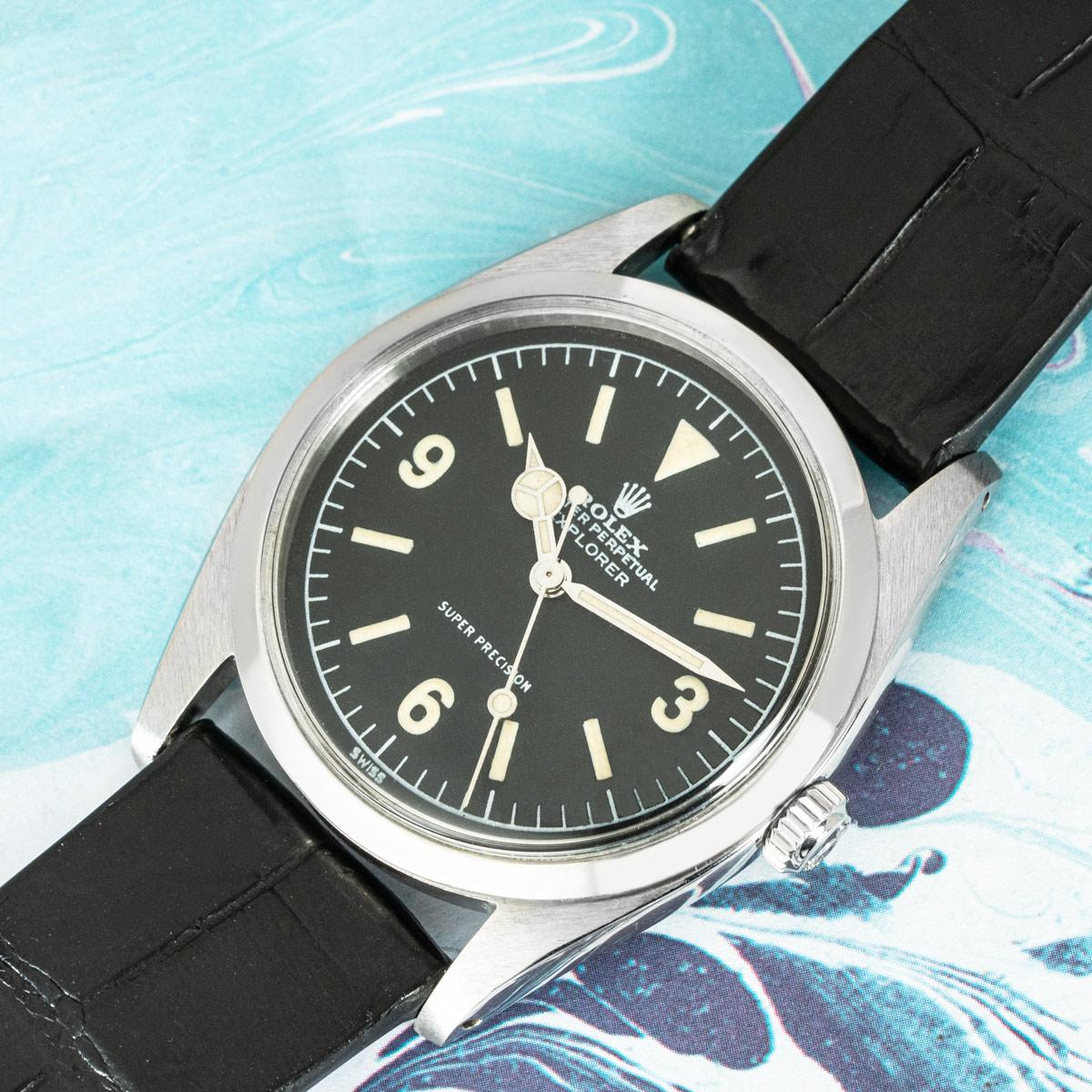 Une Rolex Oyster Perpetual Super Precision Explorer référence 5504 datant de la fin des années 1950.

Connue des collectionneurs comme l'un des premiers modèles Rolex Explorer, la 5504 est particulièrement appréciée pour son grand boîtier en acier