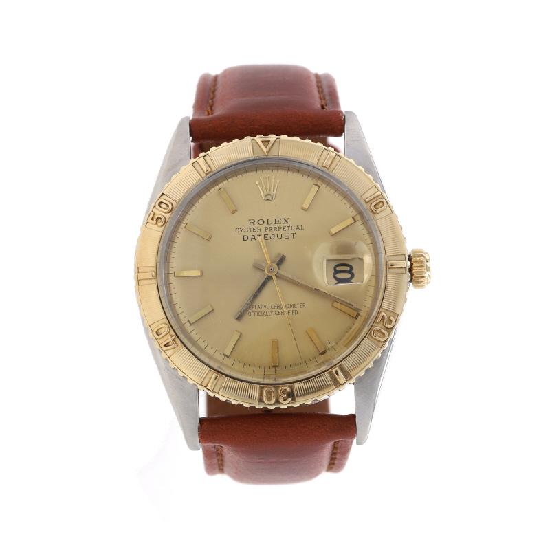 Marca: Rolex  
Model No: Thunderbird Datejust
Model No.: 1625
Color de la esfera: Dorado
Año: 1967
Contenido metálico: Oro amarillo de 18 quilates y acero inoxidable 
Movimiento: Automático suizo
Garantía: Un año

Ancho de la caja (sin incluir la