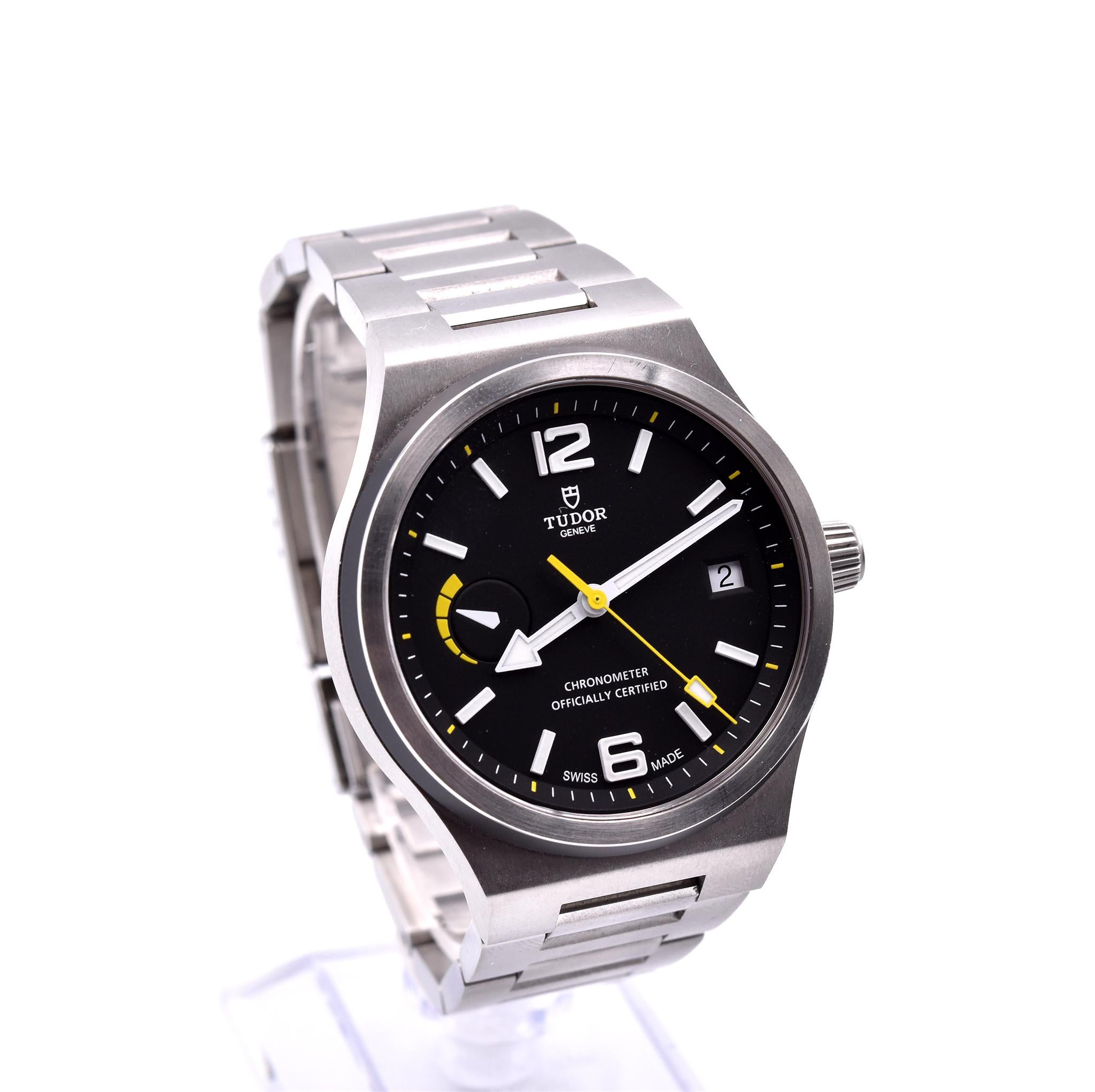 Movement: automatic Calibre MT5621
Function: hours, minutes, seconds, date, power indicator
Case: round 40mm stainless steel case, stainless steel smooth bezel, sapphire crystal, screw-down crown, waterproof to 100 meters 
Band: stainless steel with