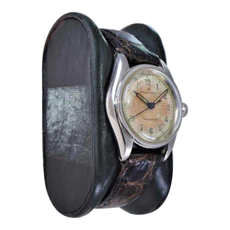 USINE / MAISON : Tudor Rolex Watch Company
STYLE / RÉFÉRENCE : Huître  / Référence 4270
MÉTAL / MATÉRIAU : Acier inoxydable
CIRCA / ANNÉE : 1942
DIMENSIONS / TAILLE : Longueur 30mm x Diamètre 35mm
MOUVEMENT / CALIBRE : Remontage manuel / 15 rubis /