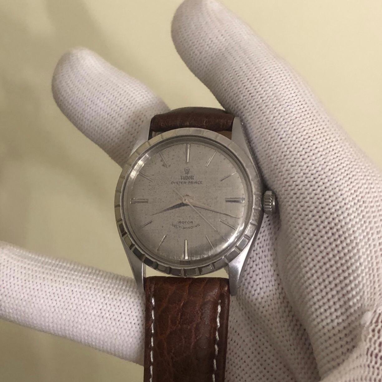 Rolex Tudor Oyster Prince 34mm Stainless Steel Vintage Watch with booklet papers.

Ce garde-temps Rolex Tudor authentique est doté d'une lunette en acier inoxydable de 34 mm et d'une couronne Rolex à double verrouillage. La montre Tudor
