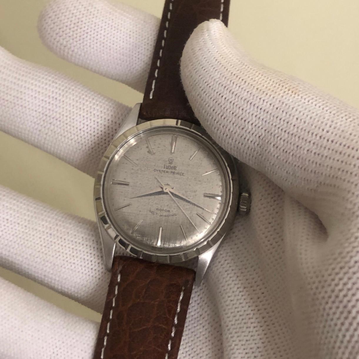Rolex Tudor Oyster Prince 34mm Stainless Steel Vintage Watch with booklet papers. 

Ce garde-temps Rolex Tudor authentique est doté d'une lunette en acier inoxydable de 34 mm et d'une couronne Rolex à double verrouillage. La montre Tudor
