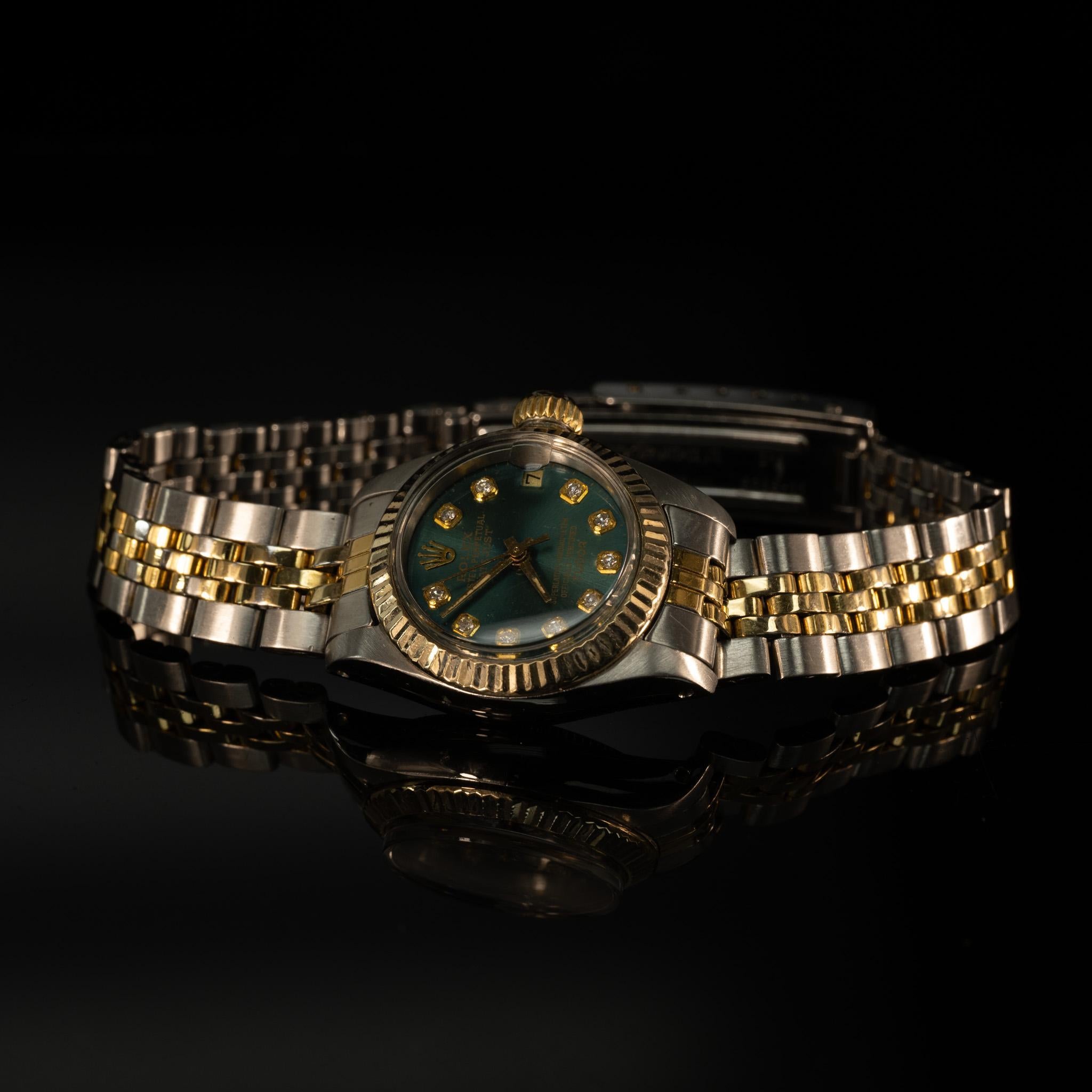MARQUE : Rolex
MODÈLE : DateJust
MATÉRIAU DU CASE : Acier inoxydable
BEZEL : or cannelé
MESURE DE L'ÉTUI : 23 mm 
TYPE DE BAND : Bracelet - Tudor End Link Code 594 6248-11 Clasp
ANNÉE DE FABRICATION : 1991
GENRE : Femmes
PAYS DE FABRICATION :