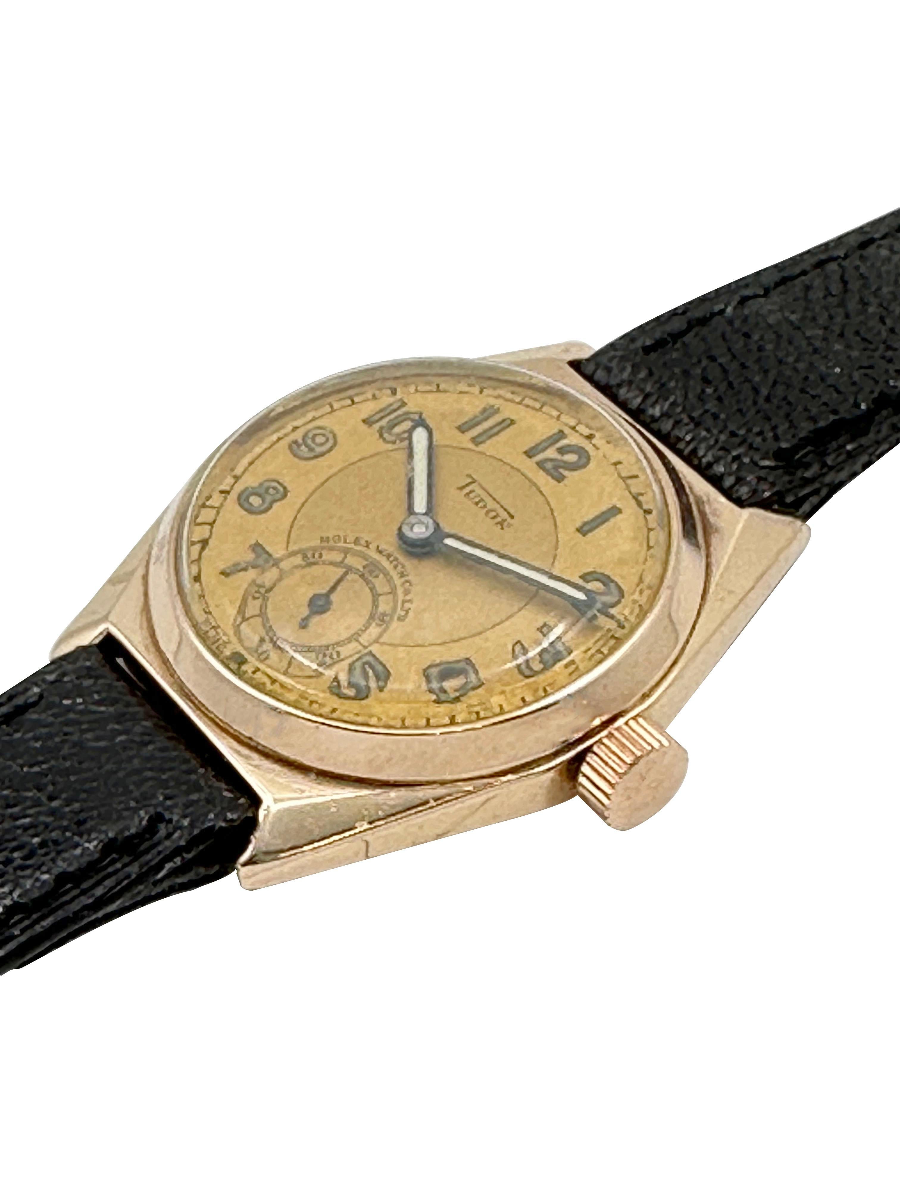 Montre-bracelet Tudor Rolex datant de 1930, 33 x 27 M.M. Boîtier 3 pièces en or rose 9k de forme Tonneau. Mouvement mécanique de 15 Jewell, à remontage manuel. Cadran d'origine en or 2 tons avec chiffres arabes lumineux et aiguilles d'origine avec