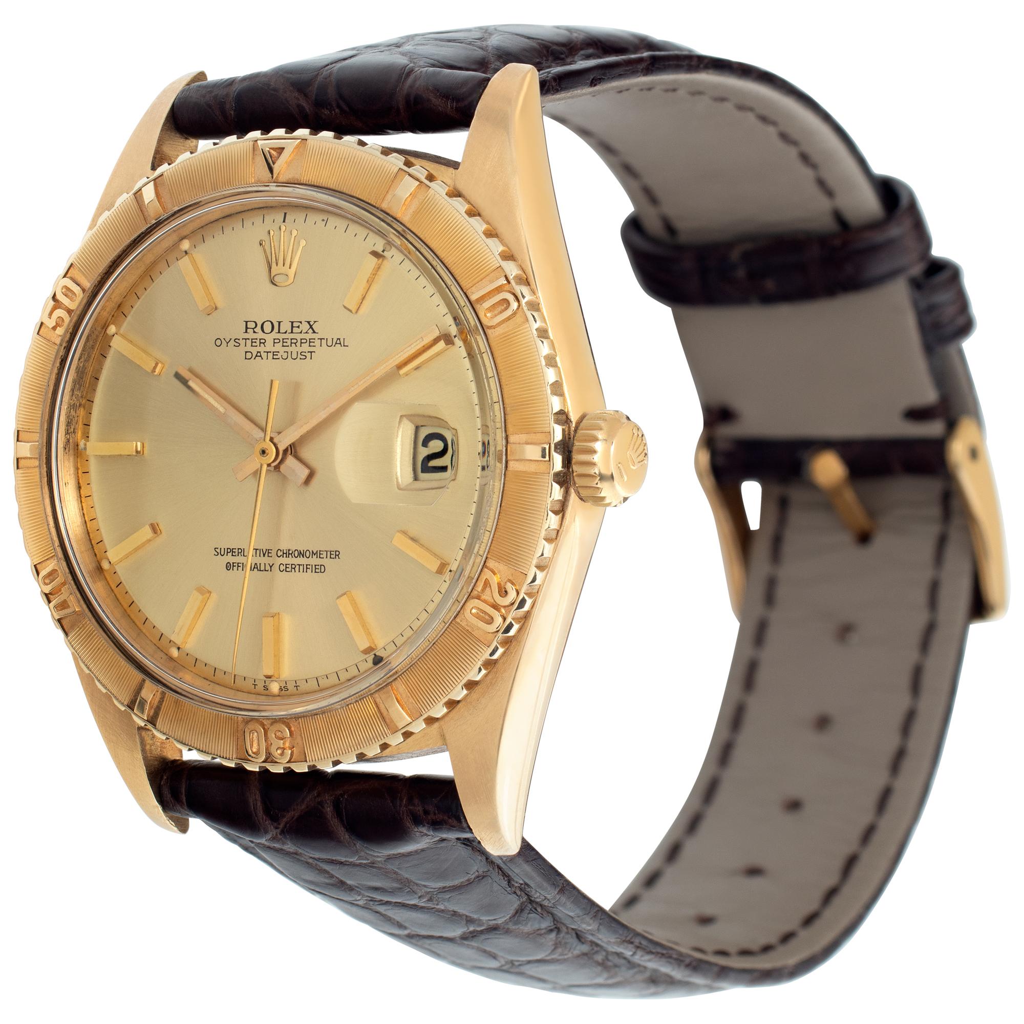 This Rolex Datejust, model reference 1625, was produced in 1959, stands out with its luxurious 18 karat yellow gold casing. Known affectionately as the Rolex Turnograph or Rolex Thunderbird, this watch is part of the esteemed Datejust family. The