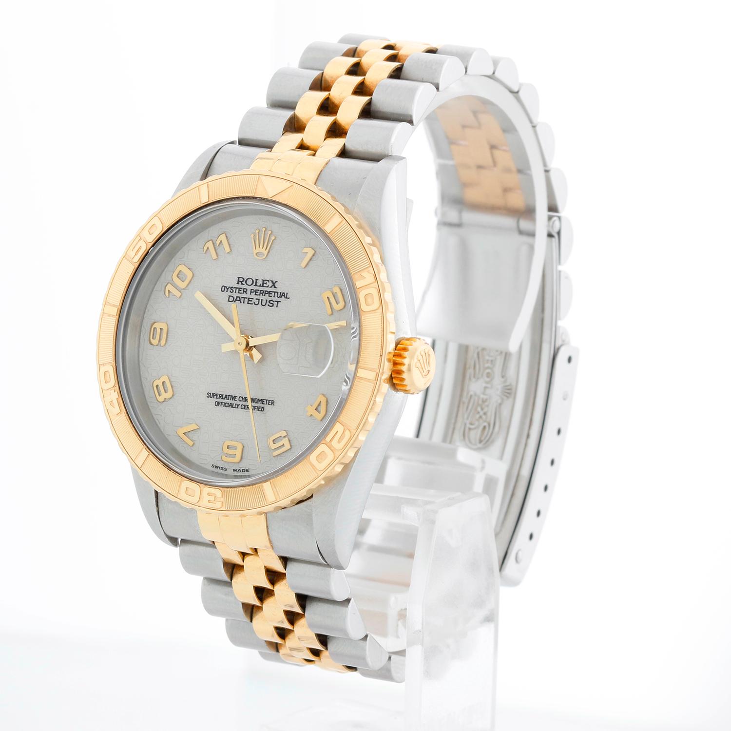 Montre Rolex Turnograph Hommes 2 tons Crème Cadran Jubilé 16263 - Remontage automatique, Quickset, verre saphir. Boîtier en acier inoxydable avec lunette en or jaune 18k. Cadran crème avec index arabes. Bracelet jubilé en acier inoxydable et or