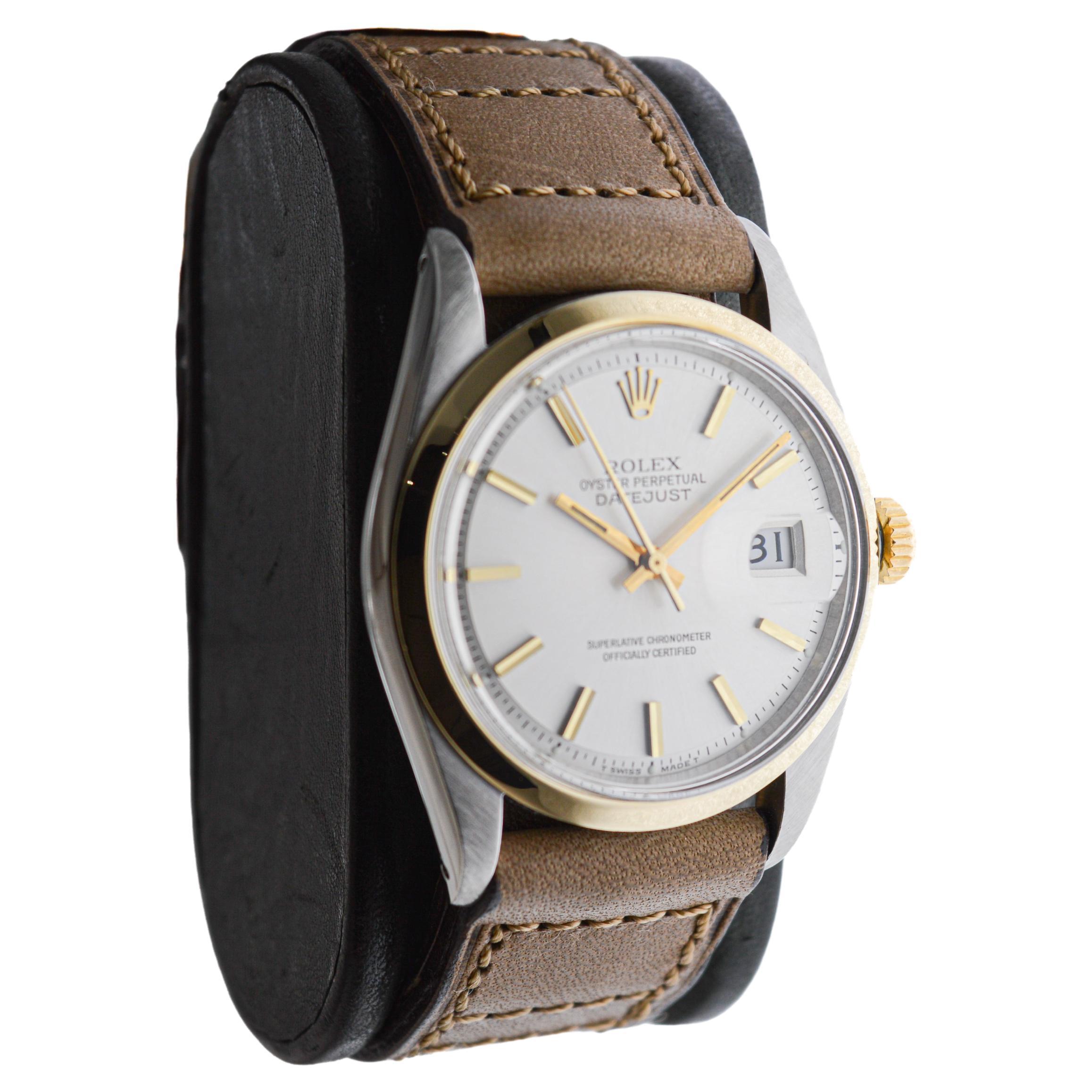 FABRIK / HAUS: Rolex Watch Company
STIL / REFERENZ: Oyster Perpetual Datejust / Referenz 1600
METALL / MATERIAL: Edelstahl und 14Kt. Massiv Gold 
CIRCA / JAHR: 1971
ABMESSUNGEN / GRÖSSE: Länge 42mm X Durchmesser 36mm
UHRWERK / KALIBER: Ewiger Aufzug