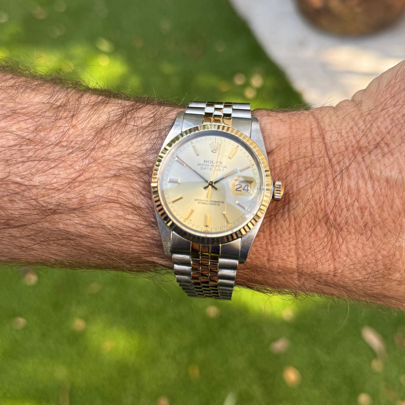 Diese klassische zweifarbige Rolex Datejust 36 mm (Ref. 16013) ist eine zeitlose Ikone der Raffinesse und des Stils. Sie ist aus robustem, zweifarbigem Edelstahl und 18-karätigem Gelbgold gefertigt und verfügt über eine geriffelte Lünette und ein