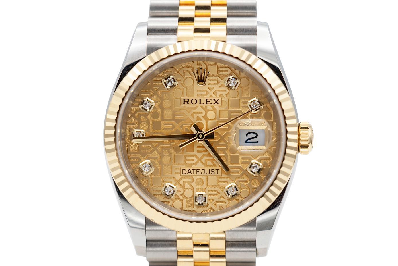 Fein gearbeitet aus 18 Karat Gelbgold und Edelstahl mit einer geriffelten Lünette und runden Diamanten im Brillantschliff.
36mm Gesicht
Modell #126233
Seriennummer L1662xxx
Größe 6 1/2 Zoll
Wird mit Zertifikat, Originalverpackung und zusätzlichen