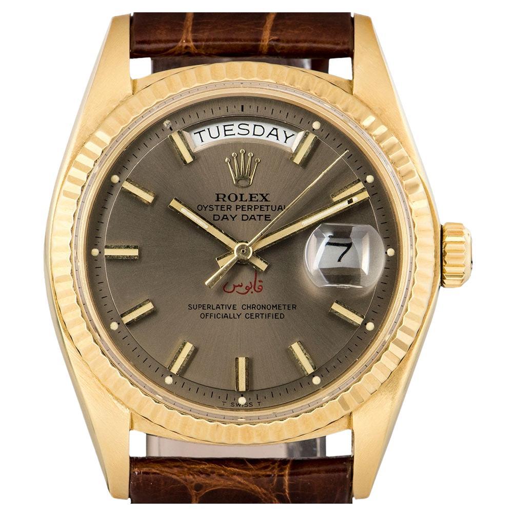 Eine sehr seltene 36 mm 18k Gelbgold Oyster Perpetual Day-Date Vintage Herrenarmbanduhr, graues Zifferblatt mit aufgesetzten Stundenmarkierungen, Tag bei 12 0 Uhr, Datum bei 3 0 Uhr, arabische Inschrift bei 6 0 Uhr, die Qaboos übersetzt, eine feste
