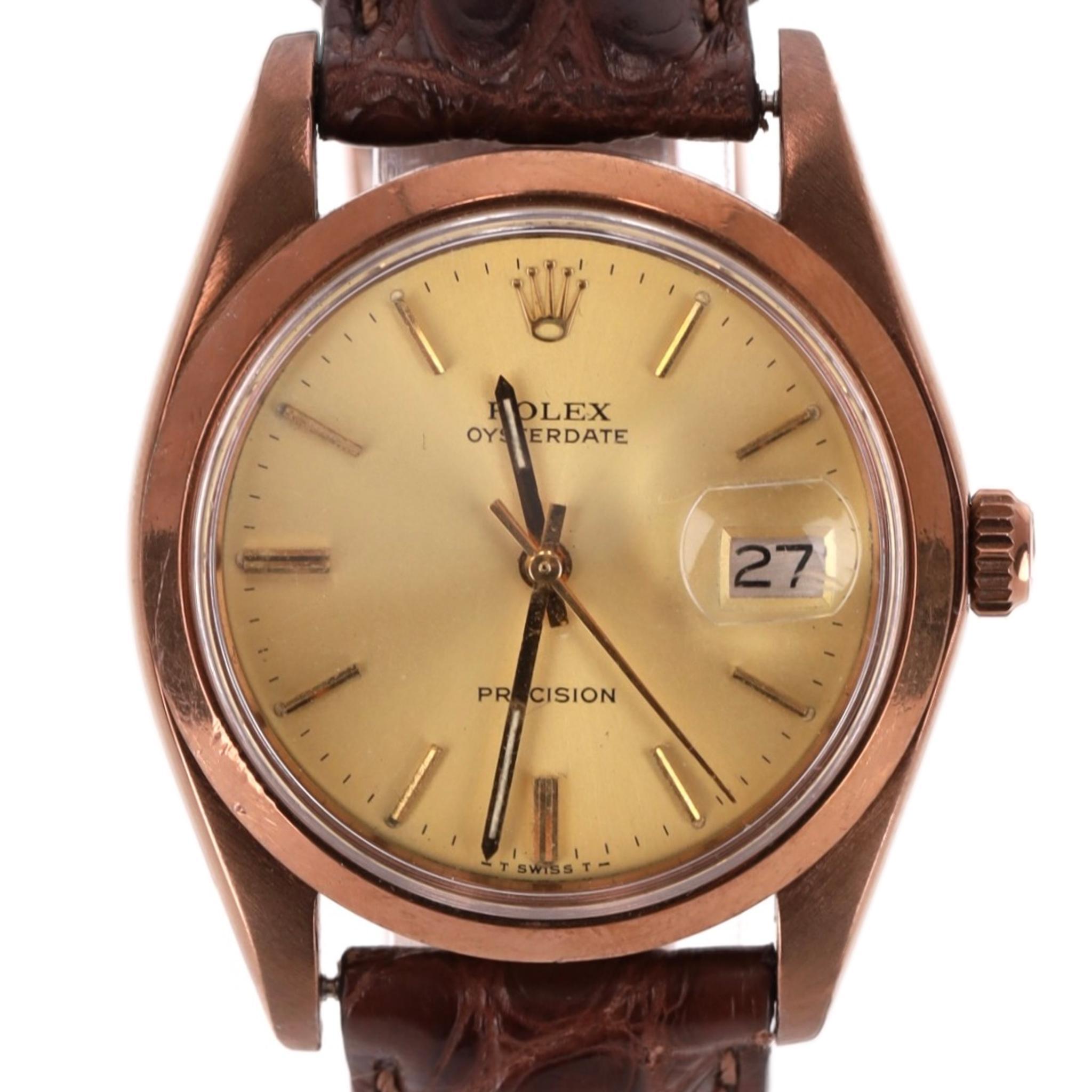 Artículo raro - Reloj Rolex Vintage 1960 Oyster Perpetual Date con correa de piel de cocodrilo

Caja, hebilla y fondo de acero chapado en oro rosa de 14 quilates. 

Esfera champaña firmada por Rolex, marcadores de hora con índices aplicados.

Agujas