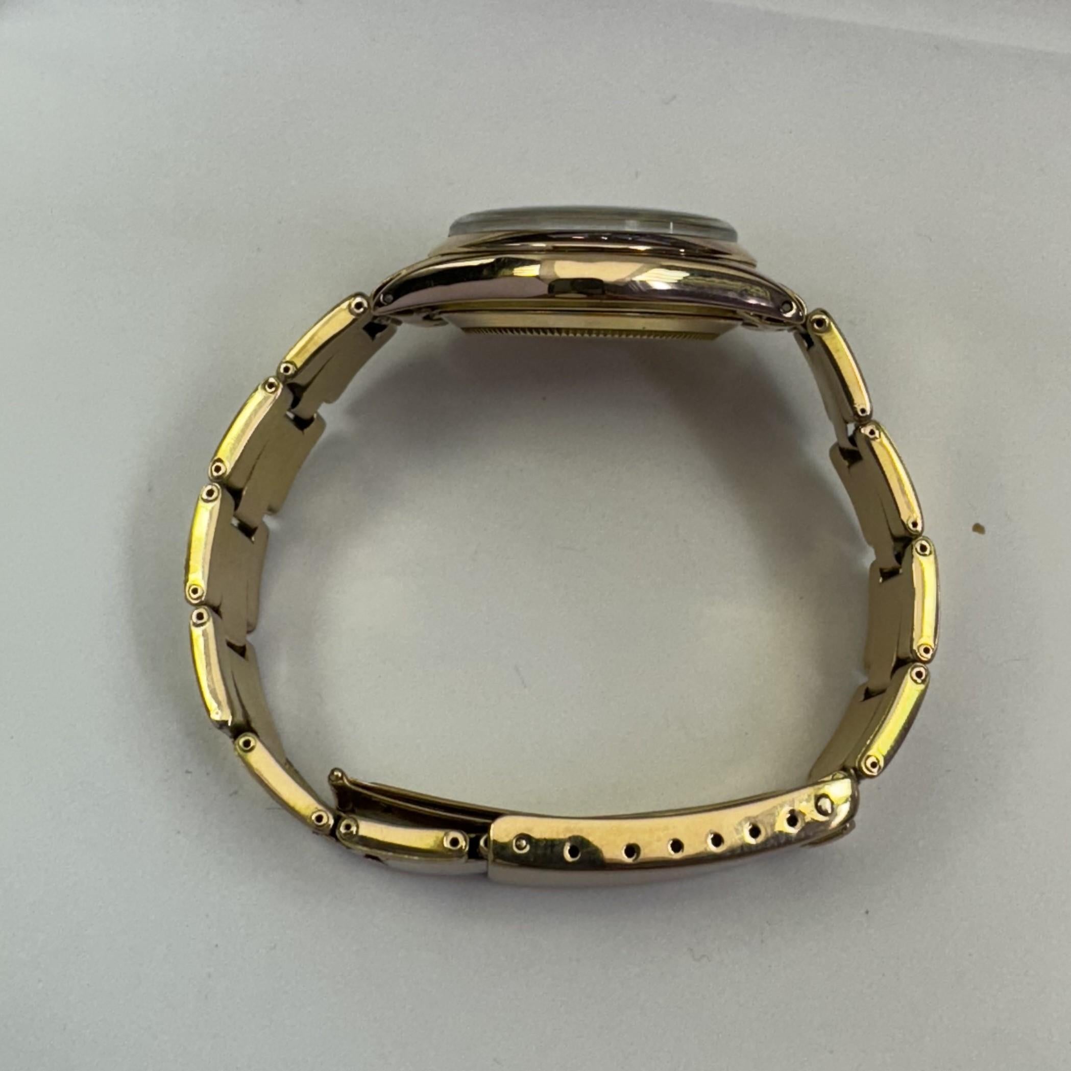 Rolex Vintage 28mm 18k or jaune-rose et diamants sur les chiffres avec un bracelet Oyster 
Créateur : Rolex
Design/One : Oyster Perpetual 
Matériau du boîtier : Or jaune-rosé 18k 
Matière du bracelet : or jaune-rosé 18k 
Forme du boîtier :