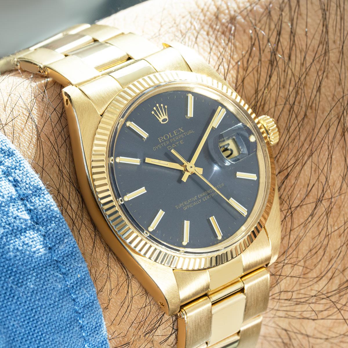 Eine Vintage 34mm Date von Rolex, in Gelbgold. Mit blauem Zifferblatt und geriffelter Lünette. Das Oyster-Armband aus Gelbgold ist mit einer Faltschließe aus Gelbgold ausgestattet, die eine erhabene Rolex Krone aufweist.

Ausgestattet mit