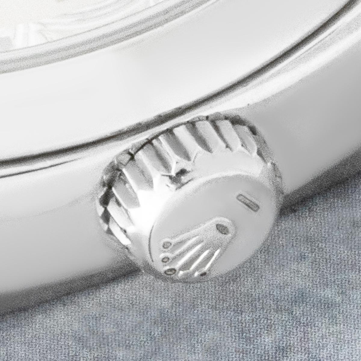 Un Datejust Oysterquartz de 36 mm en acero inoxidable de Rolex. Esfera plateada con indicador de fecha a las 3 e índices aplicados. El reloj está equipado con cristal de zafiro, movimiento de cuarzo y brazalete Oysterquartz con cierre desplegable