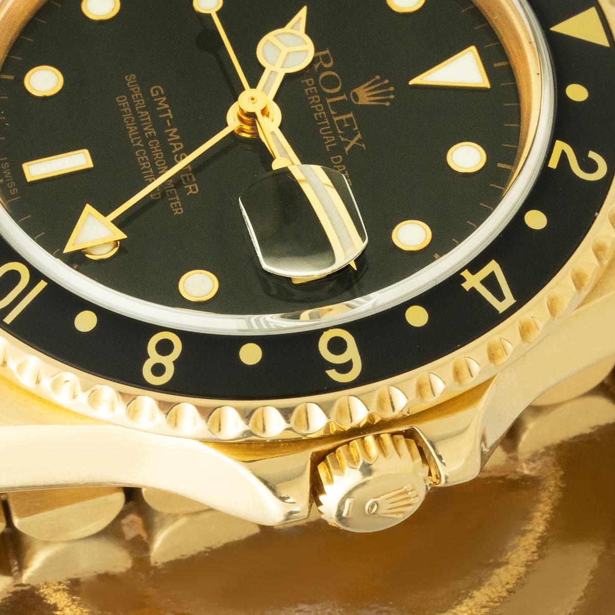 Un superbe exemple d'une Rolex GMT-Master 16758 vintage, réalisée en or jaune 18ct et présentée sur un bracelet Jubilee en or assorti. Produite en 1985, cette référence représente l'âge d'or des montres de sport Rolex, alliant la fonctionnalité