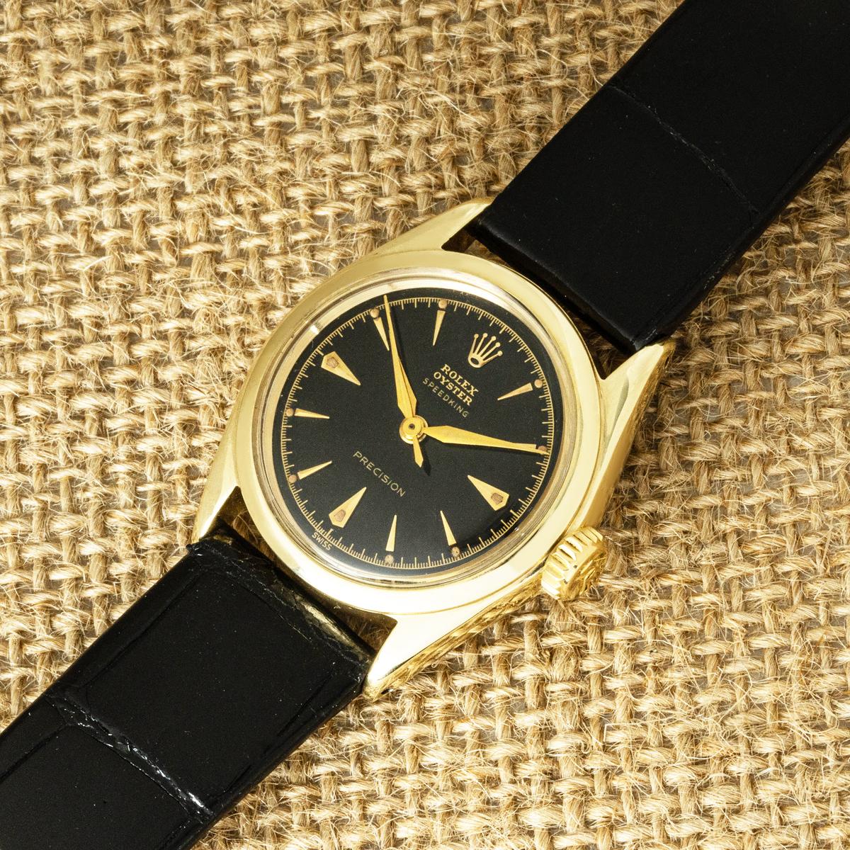 Eine 31mm Vintage Oyster Speedking Precision von Rolex, gefertigt aus 10k Gelbgold. Das schwarze Zifferblatt mit applizierten Indexen wird durch eine glatte Goldlünette ergänzt. Die Uhr wird von einem Handaufzugswerk angetrieben und ist mit einem