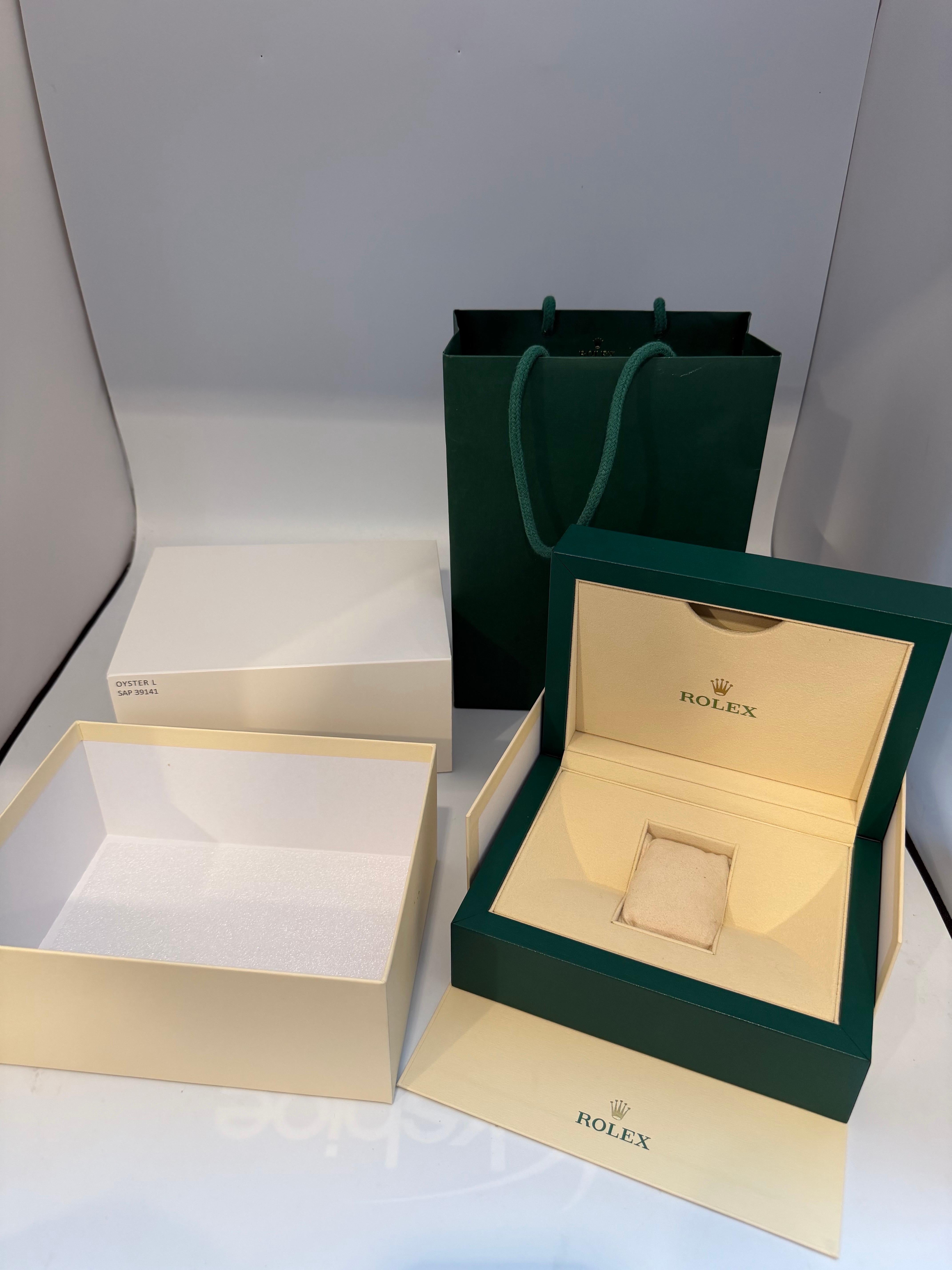 Rolex Uhrenschachtel, New Creme Empty Acs. Auster L  Perpetual Sky Dweller, brandneu im Angebot 7