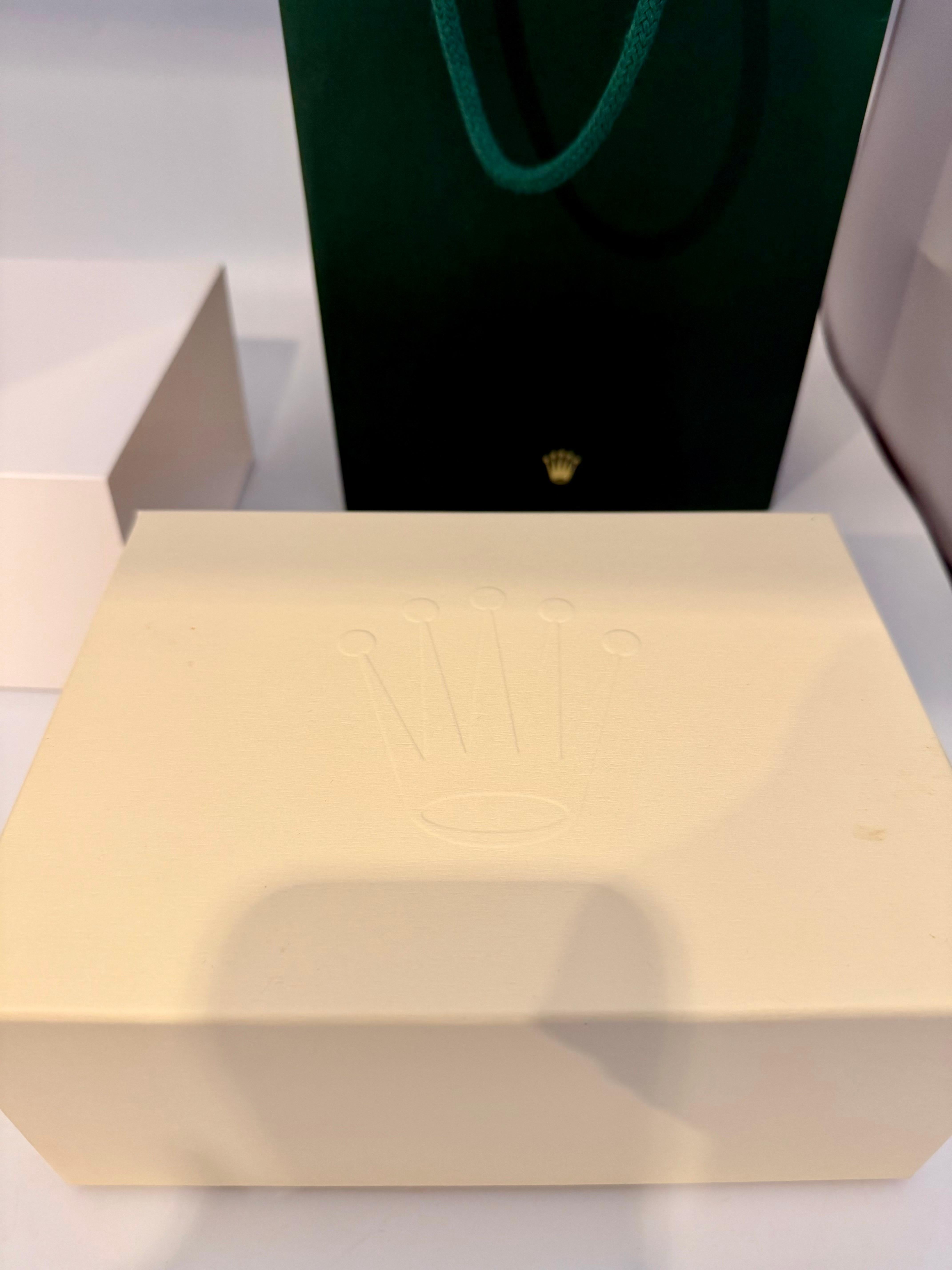 Rolex Uhrenschachtel, New Creme Empty Acs. Auster L  Perpetual Sky Dweller, brandneu Damen im Angebot