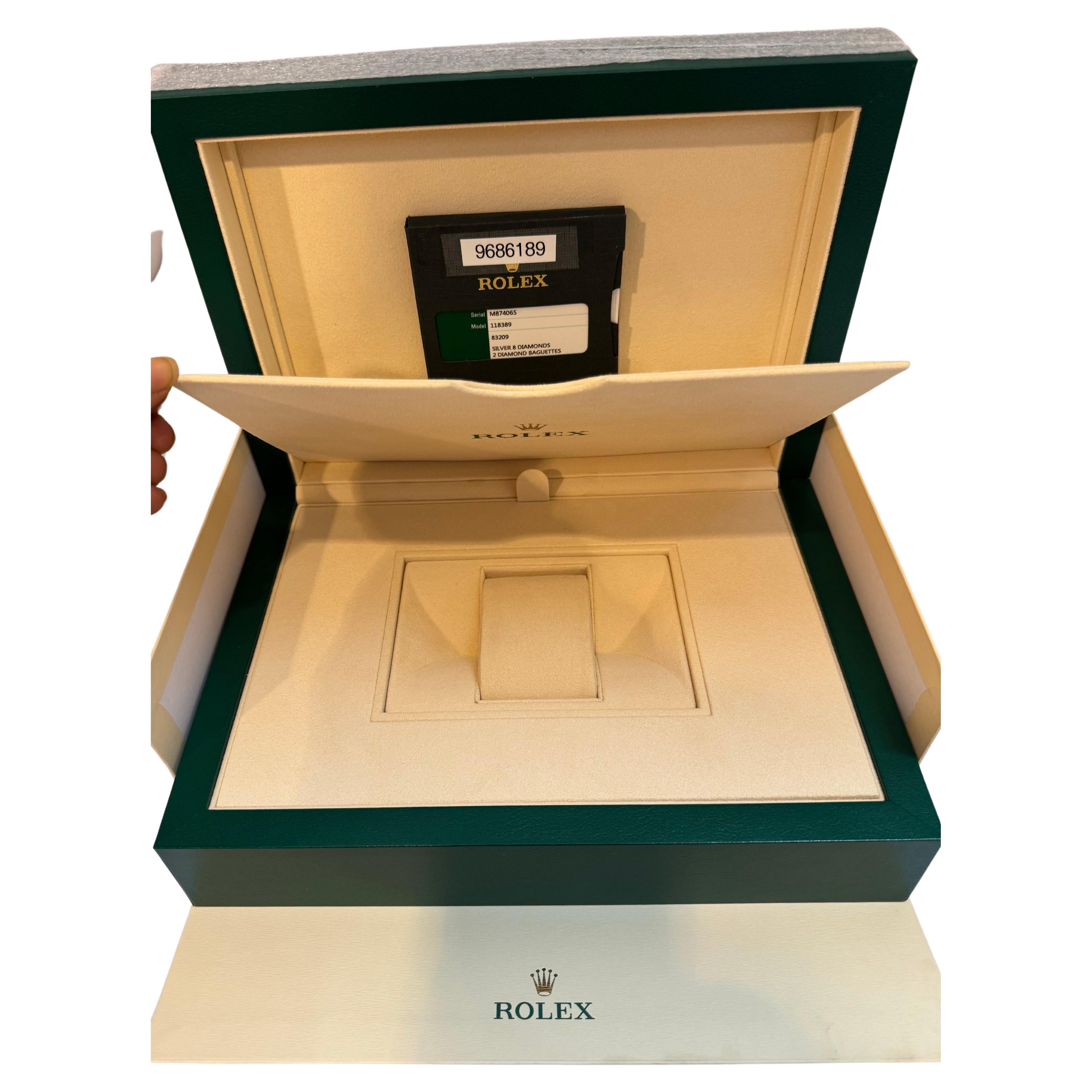 Orologio nuovo di zecca proveniente dallo showroom Rolex è stato acquistato e l'orologio è stato utilizzato per uso personale e sto vendendo la scatola
Scatola completa
Scatola extra large &New Rolex

Dimensioni grandi (29 x 21 x 9,5 cm).
QUESTA