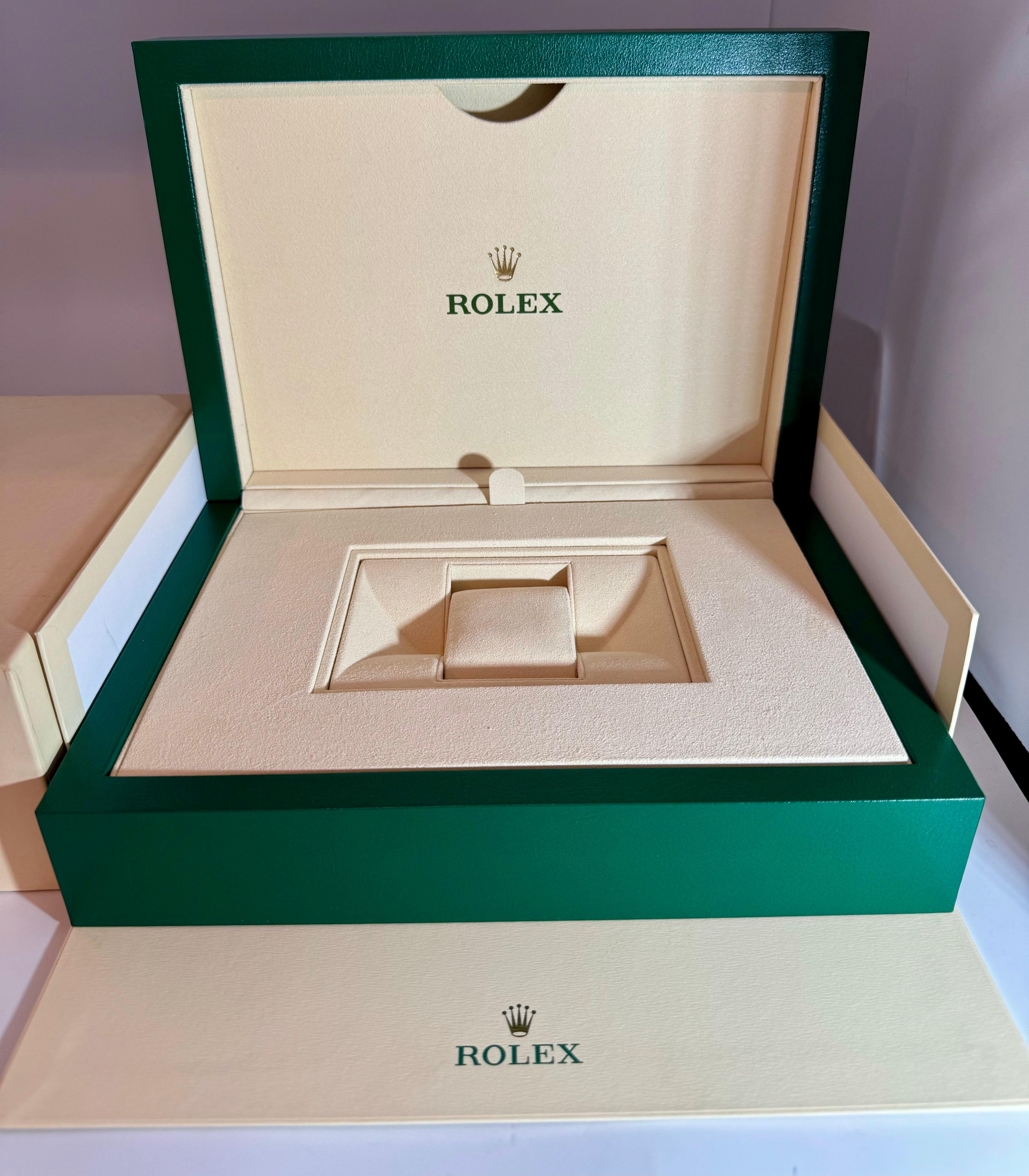 Rolex Watch Box, New Creme Empty Acs. Oyster Perpetual Daytona GMT Datejust In Excellent Condition For Sale In New York, NY