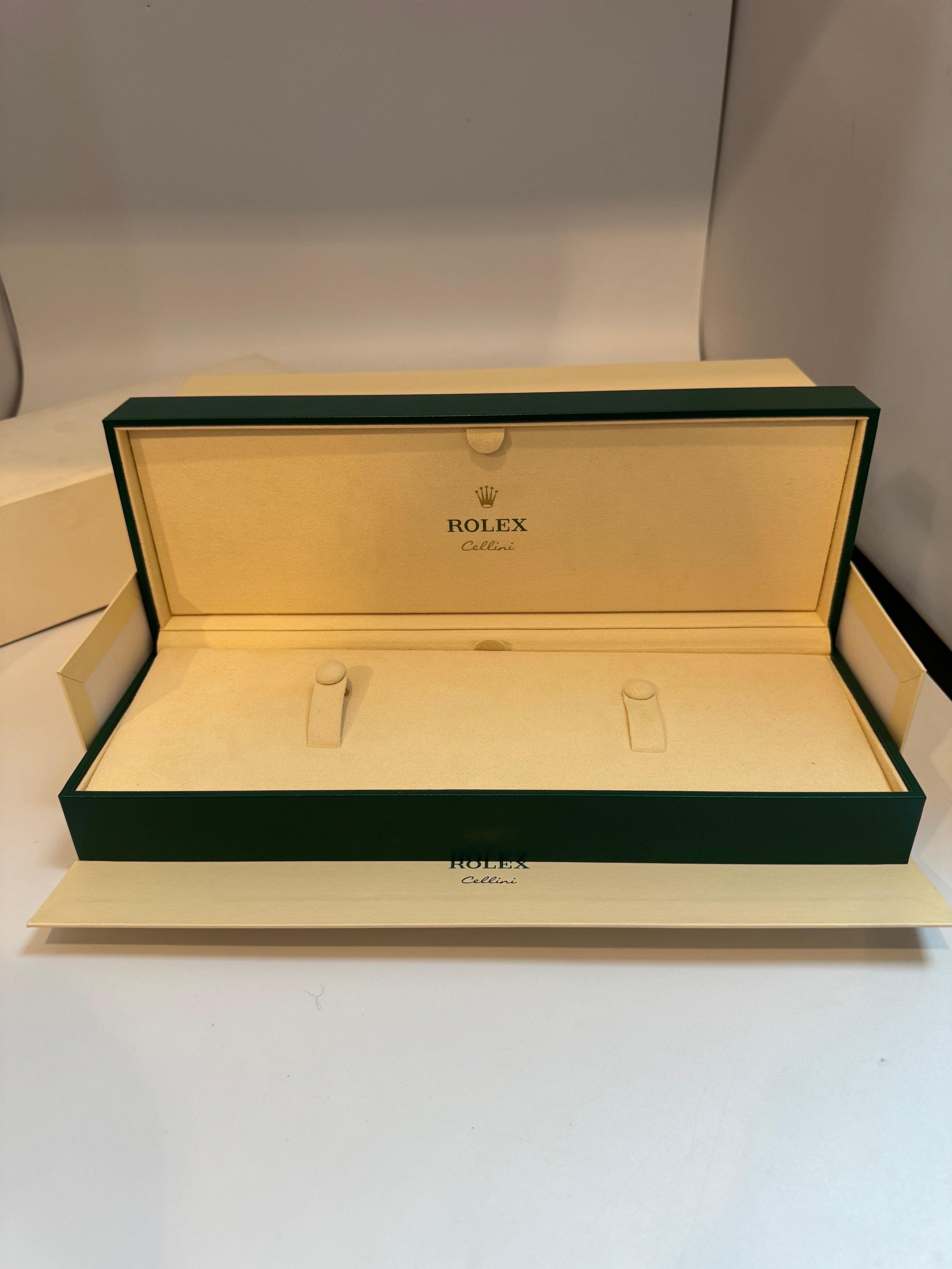 ROLEX watch case box CELLINI 
Brand New Watch BOX 
 Rolex was  purchased from show room in Manhattan 
 Watch was used for personal use and i am selling the box

Large Brand New Rolex Box
Complete and new Rolex box.

Large size 32CMX12CMX7CM
Rolex