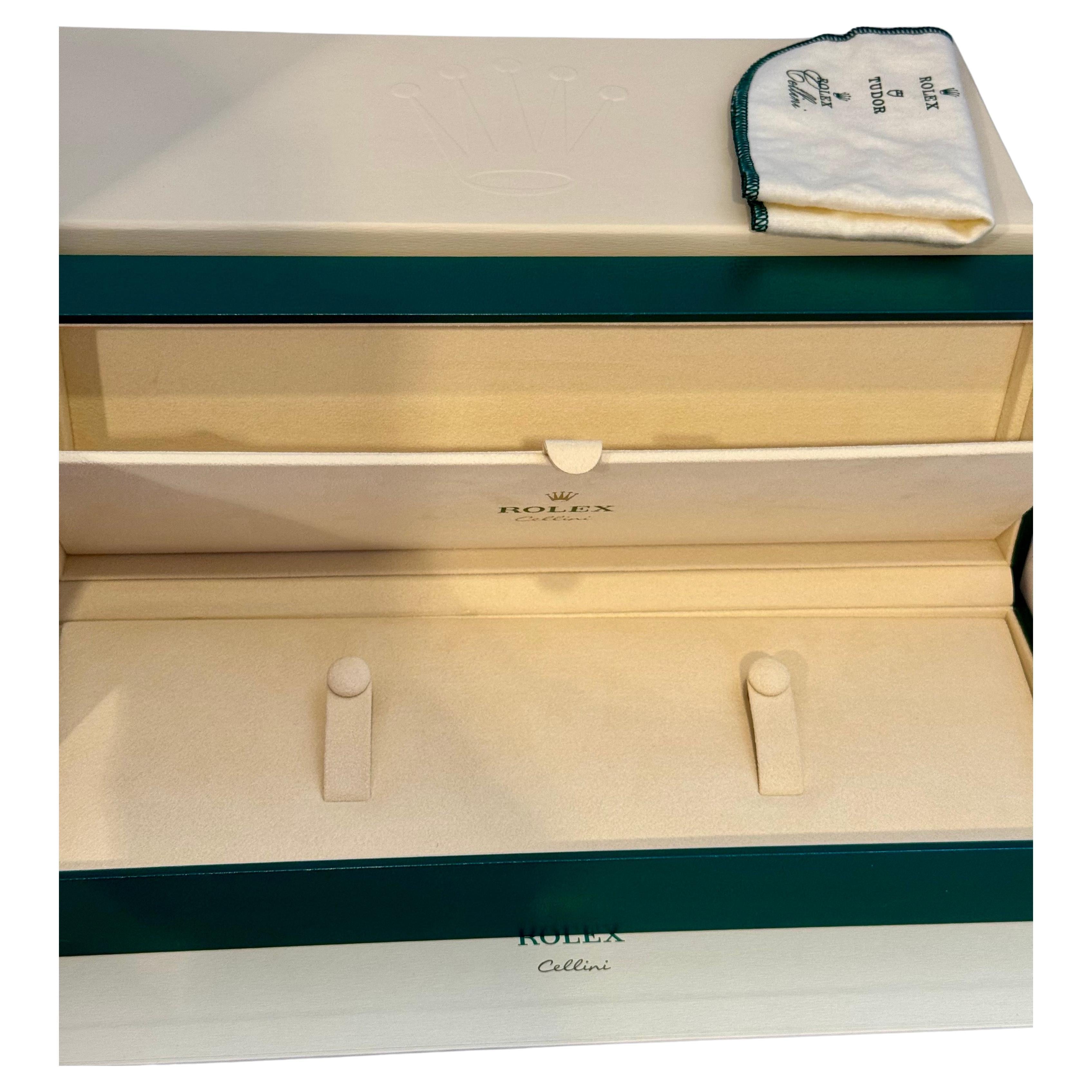 ROLEX watch case box CELLINI 
Brand New Watch BOX 
 Rolex was  purchased from show room in Manhattan 
 Watch was used for personal use and i am selling the box

Large Brand New Rolex Box
Complete and new Rolex box.

Large size 32CMX12CMX7CM
Rolex