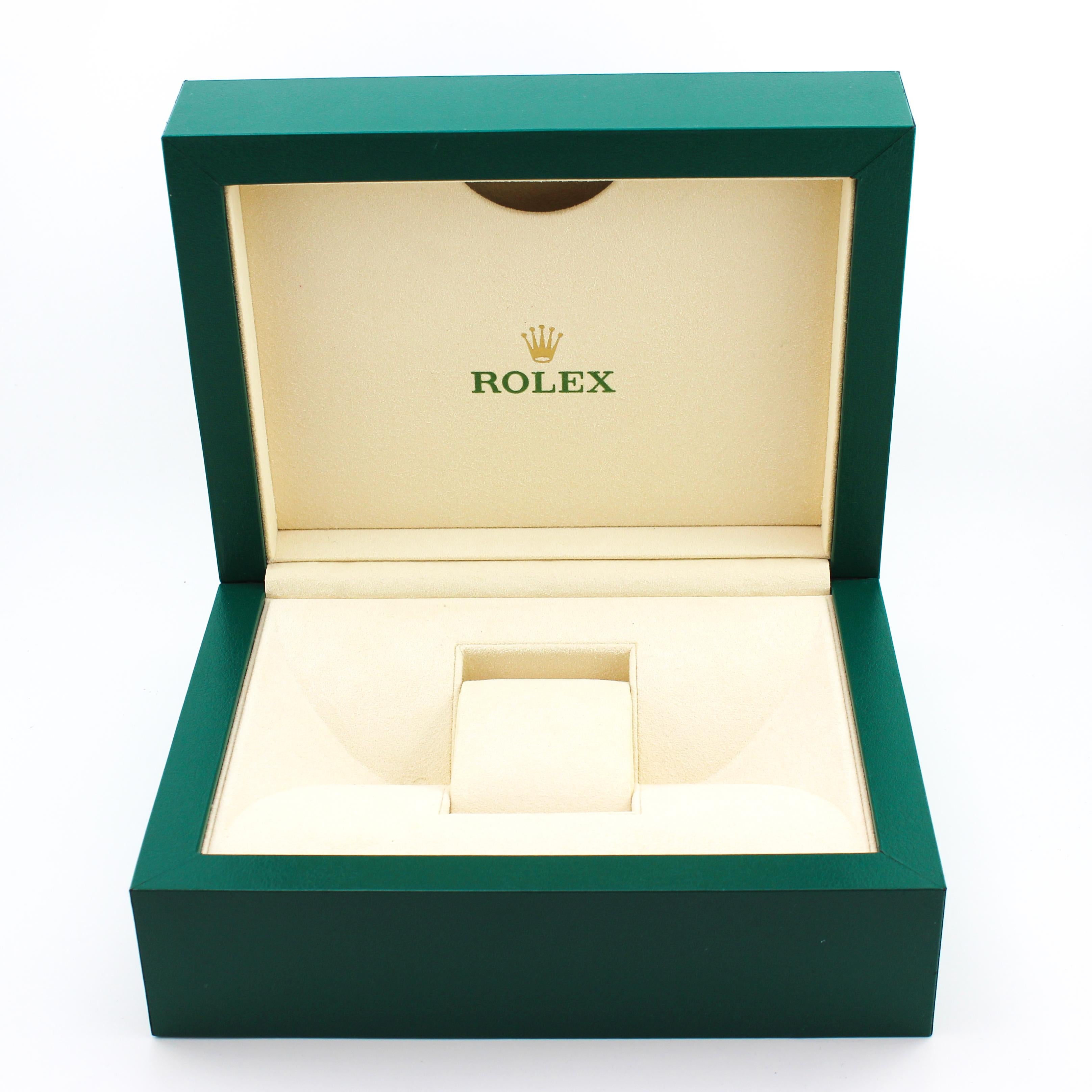 Rolex watch presentation box - Box
Size: 20.1 x 15.7 x 8.8 cm.

 