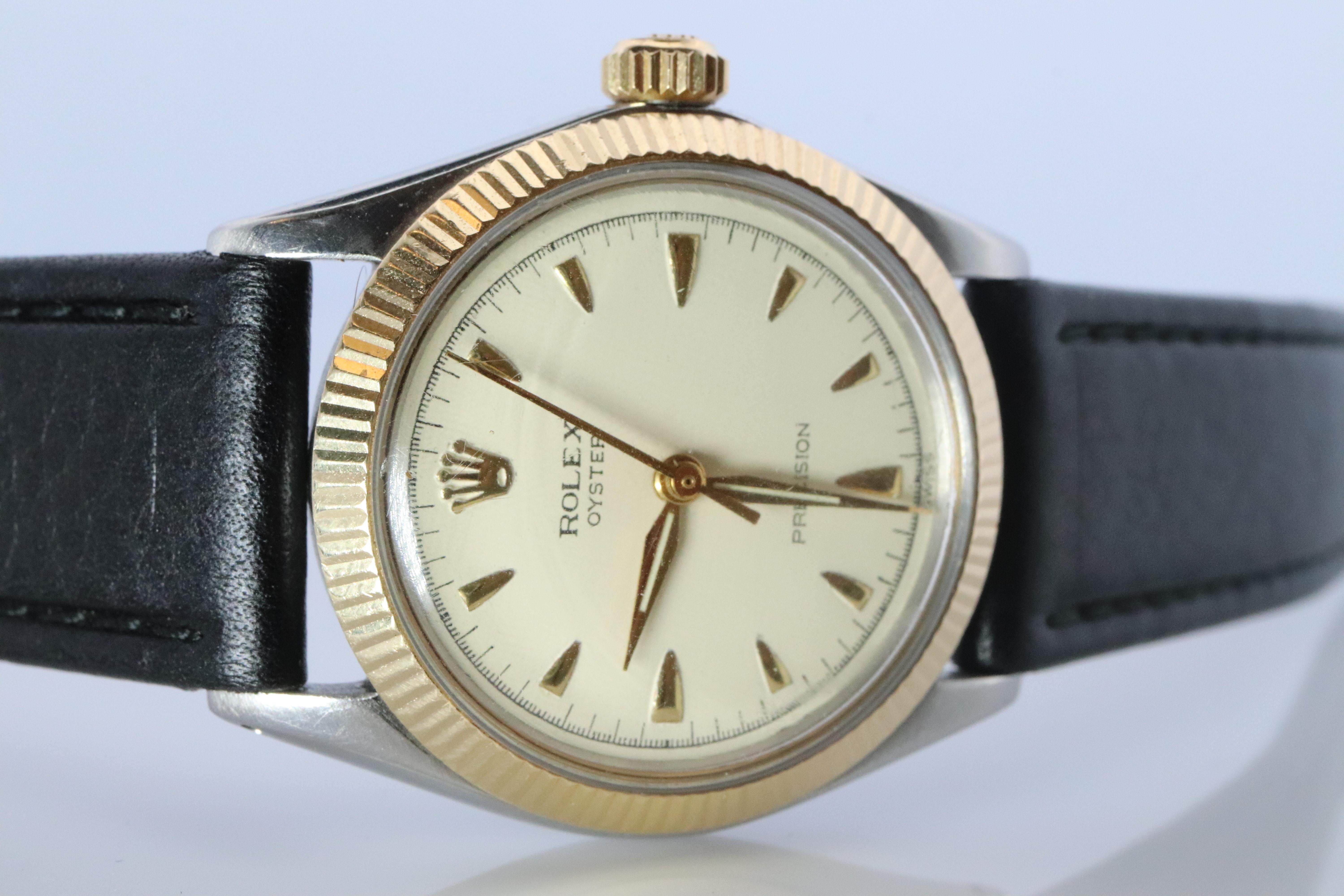 Vintage Rolex Herrenuhr
ref 6430

Ca. 1958

Edelstahl mit goldener Lünette.
Aufzieh-Bewegung. Läuft gut.


Schöne Uhr.

30mm rund Gehäuse