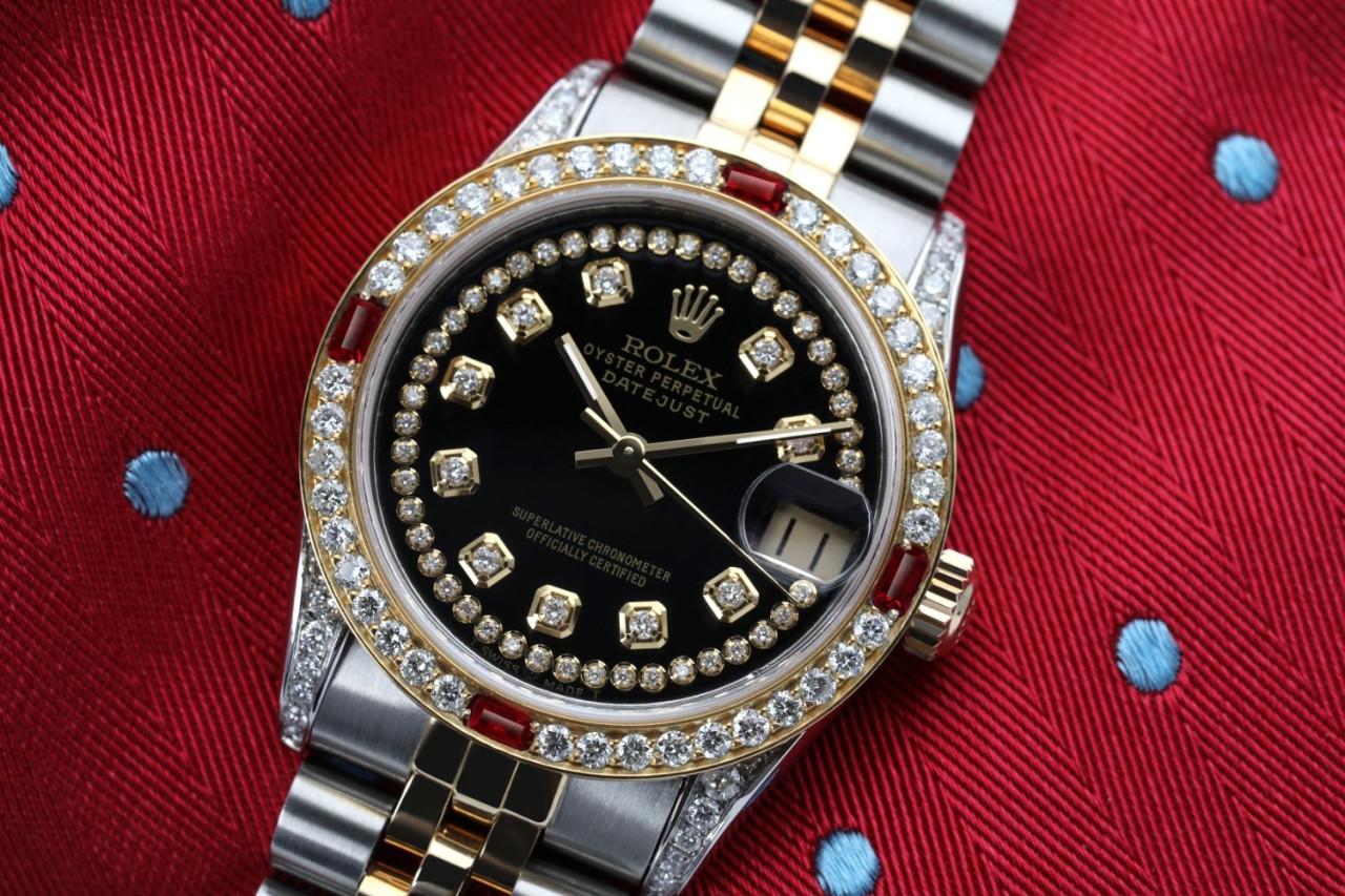 Femmes Rolex 31mm Datejust 69173 Jubilé deux tons, couleur noire, cadran avec accents de diamants, lunette, cornes et rubis. 

Cette montre est dans un état comme neuf. Elle a été polie, révisée et ne présente aucune rayure ou imperfection visible.