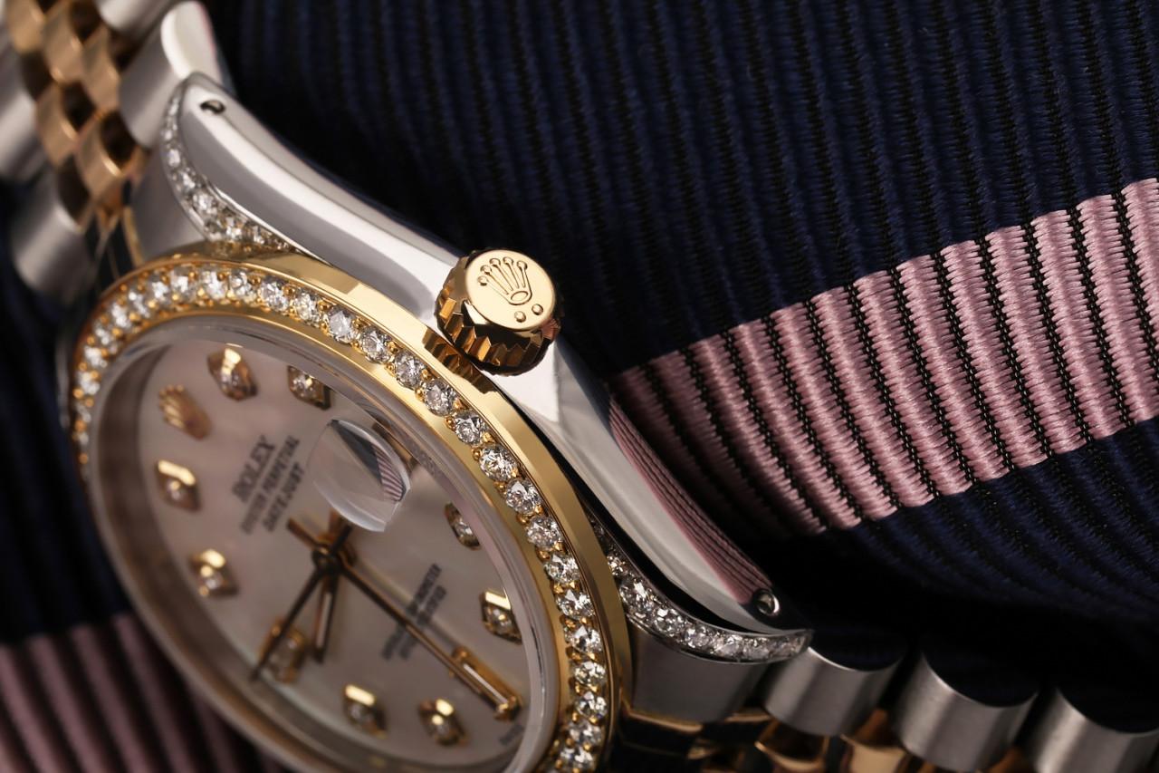 Rolex Frauen  Datejust 31mm Weiße MOP-Uhr mit zweifarbiger Diamant-Lünette und Gepäckstücken 68273 im Zustand „Hervorragend“ im Angebot in New York, NY