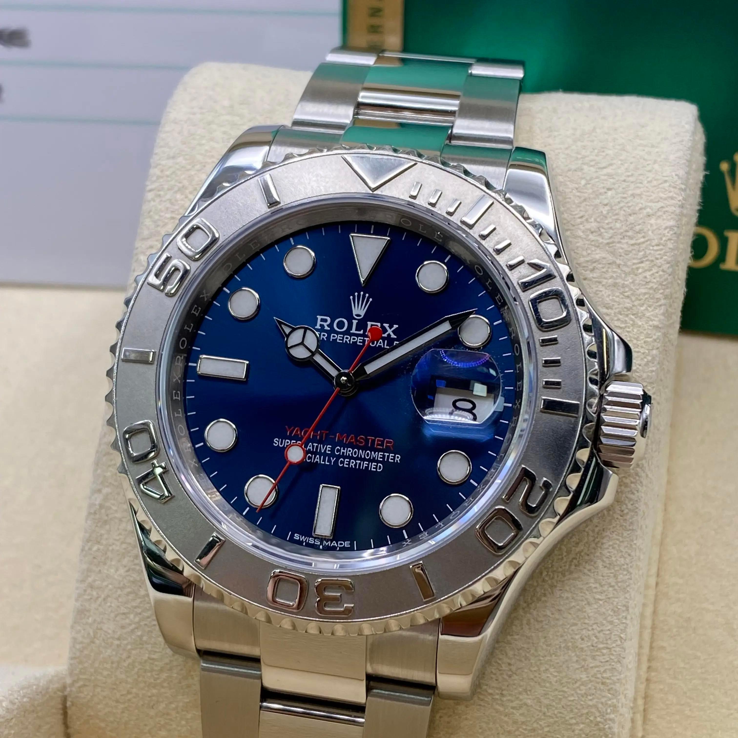 De segunda mano en excelentes condiciones. Caja y papeles. El reloj está totalmente revisado y se ha comprobado su resistencia al agua, la calibración del movimiento y la precisión horaria.

Rolex Yacht-Master 40 - Referencia 116622 (Esfera