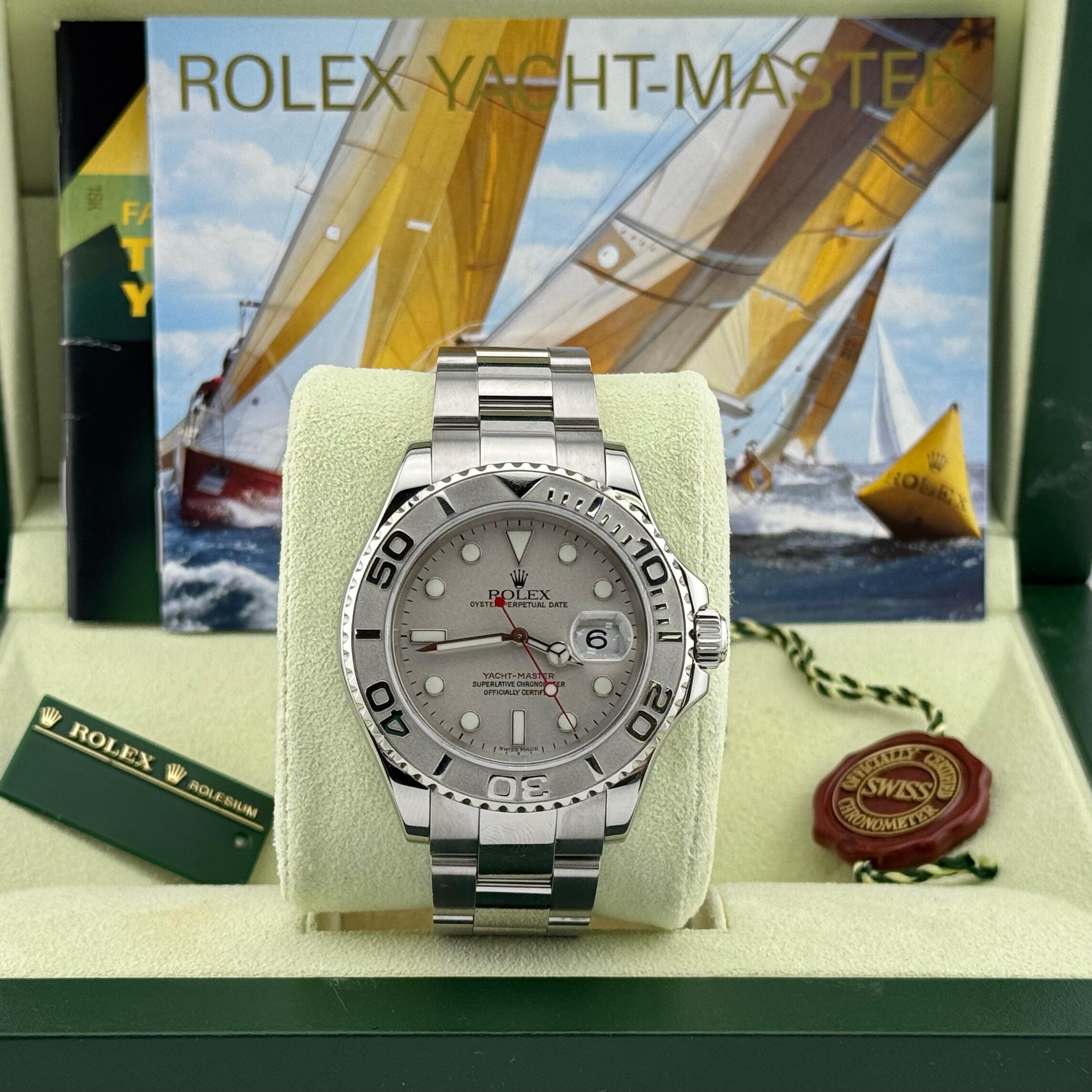 Numero di stile: 16622

Seriale: D445***

Anno: 2005

 Model: Rolex Yacht-Master

 Materiale della cassa: Acciaio inossidabile

 Fascia: Acciaio inossidabile

 Lunetta: Platino

 Quadrante: Platino

 Volto: Cristallo di zaffiro

 Dimensioni della