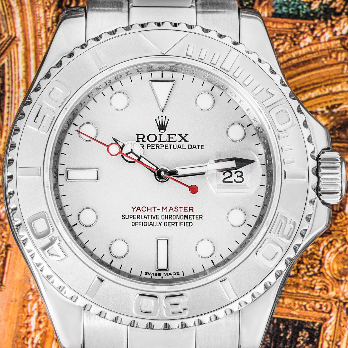 Un Yacht-Master en acier inoxydable de Rolex. Cadran en platine avec affichage de la date et lunette tournante bidirectionnelle dotée d'un insert en platine avec chiffres gradués de 60 minutes.

Équipée d'un bracelet Oyster et d'une boucle