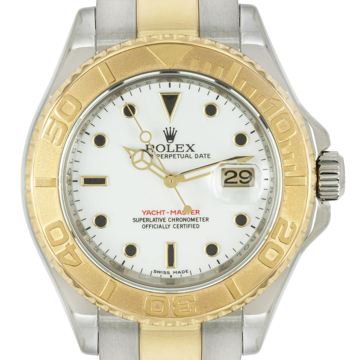 Eine Yacht-Master für Herren aus Edelstahl und Gelbgold von Rolex. Sie verfügt über ein weißes Zifferblatt mit applizierten Stundenmarkierungen, eine Datumsanzeige und eine in beide Richtungen drehbare Lünette mit 60-Minuten-Teilung.

Ausgestattet