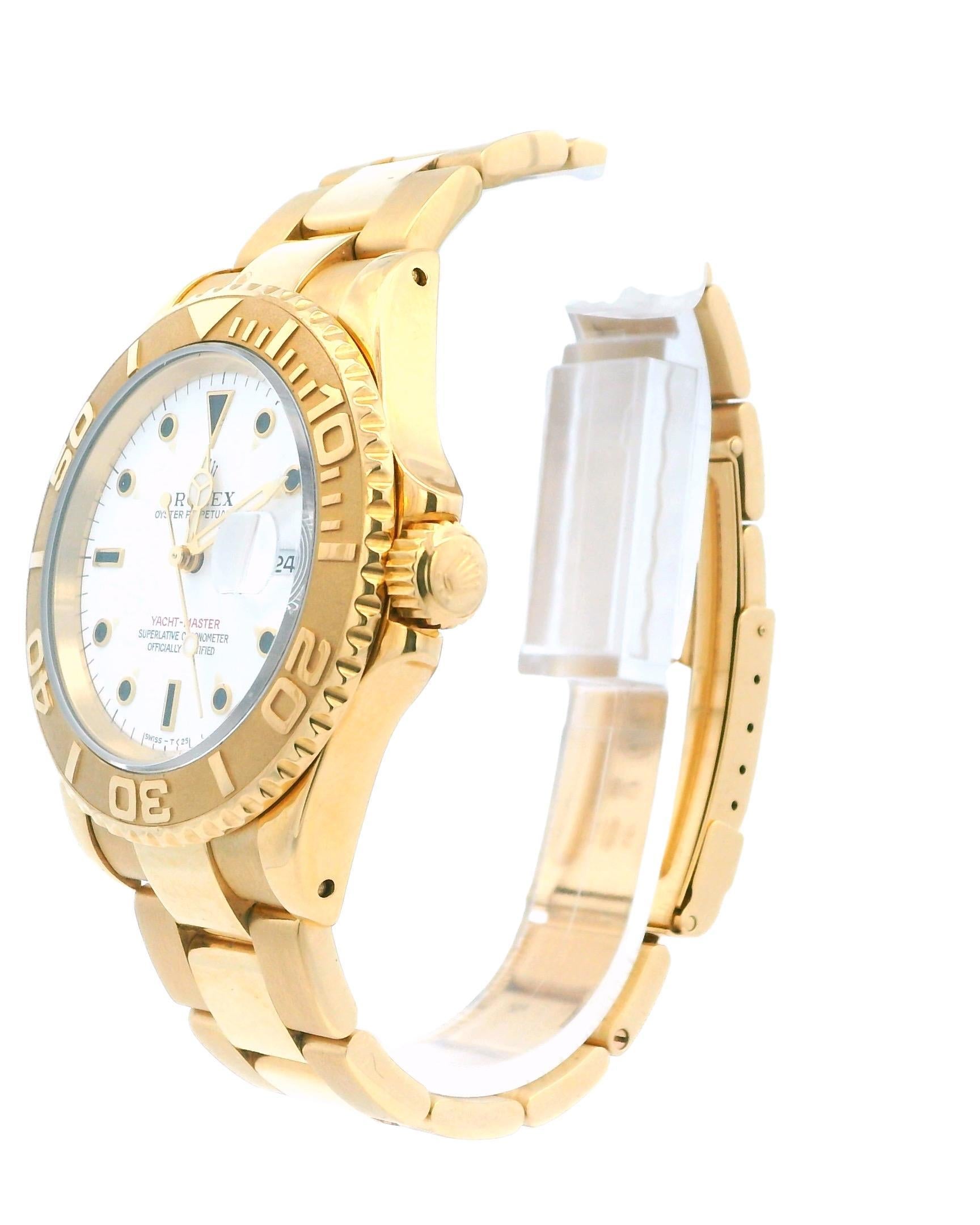 Reloj de caballero Rolex Yacht-Master 16628. Este reloj tiene una caja de 40 mm de oro amarillo de 18 quilates e incluye un bisel giratorio unidireccional. La esfera blanca está equipada con agujas e índices horarios luminosos de oro. Hay un