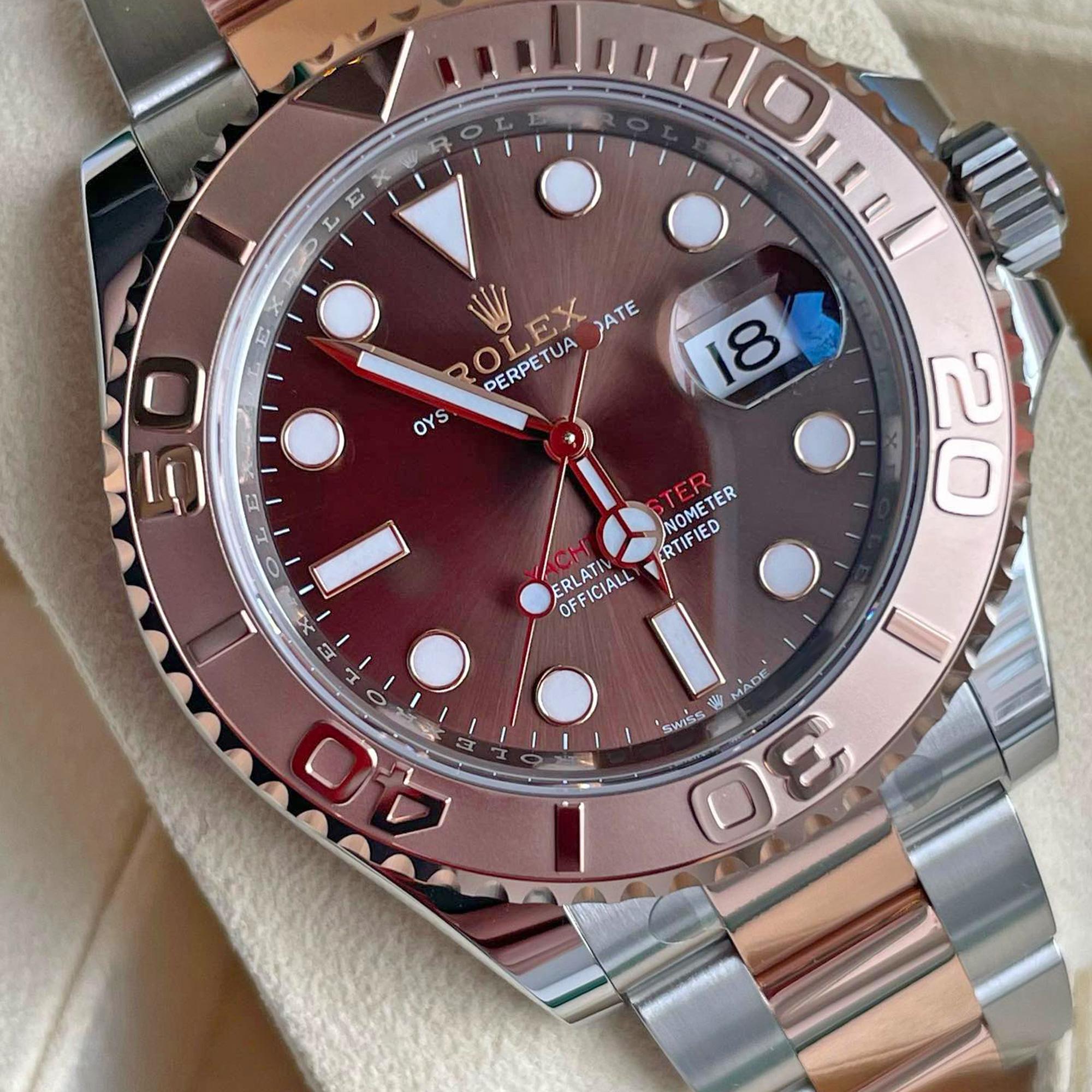 Rolex Yacht-Master 40 watch with Stainless Steel and 18k Everose Gold case. This model has Chocolate dial with a fine sunray. Polished 18k Everose Gold hour and minute hands in Mercedes-logo and sword shape with luminous fill. Polished 18k Everose