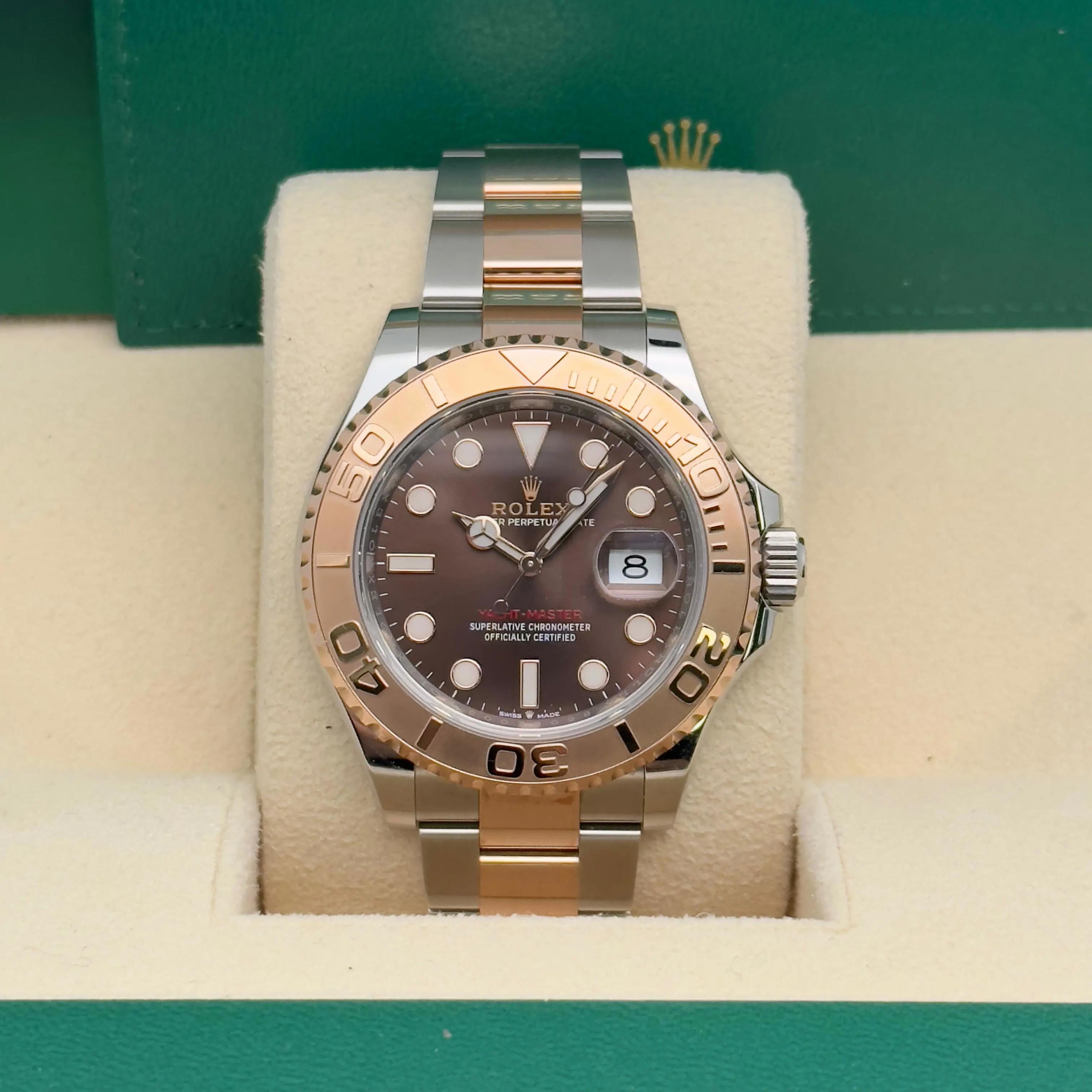 D'occasion et en excellent état. La montre est entièrement révisée et testée pour l'étanchéité, l'étalonnage du mouvement et la précision de l'heure.

Informations générales
Marque : Rolex
Modèle : Rolex Yacht-Master
Numéro de modèle : 126621
Style