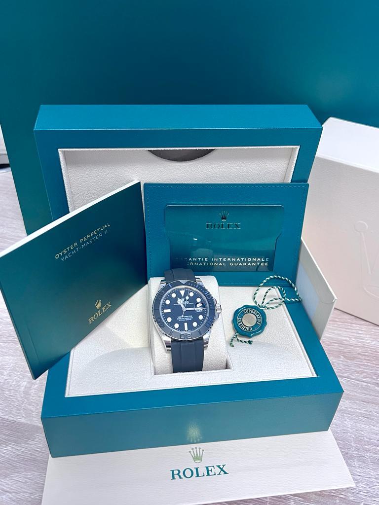 Rolex Perpetual Yacht-Master 42 Uhr aus 18k Weißgold. Schwarzes Zifferblatt mit leuchtenden Stundenmarkierungen. Gut ablesbares Chromalight-Display mit lang anhaltender blauer Lumineszenz. Verschraubtes, doppeltes Twinlock-Dichtungssystem.