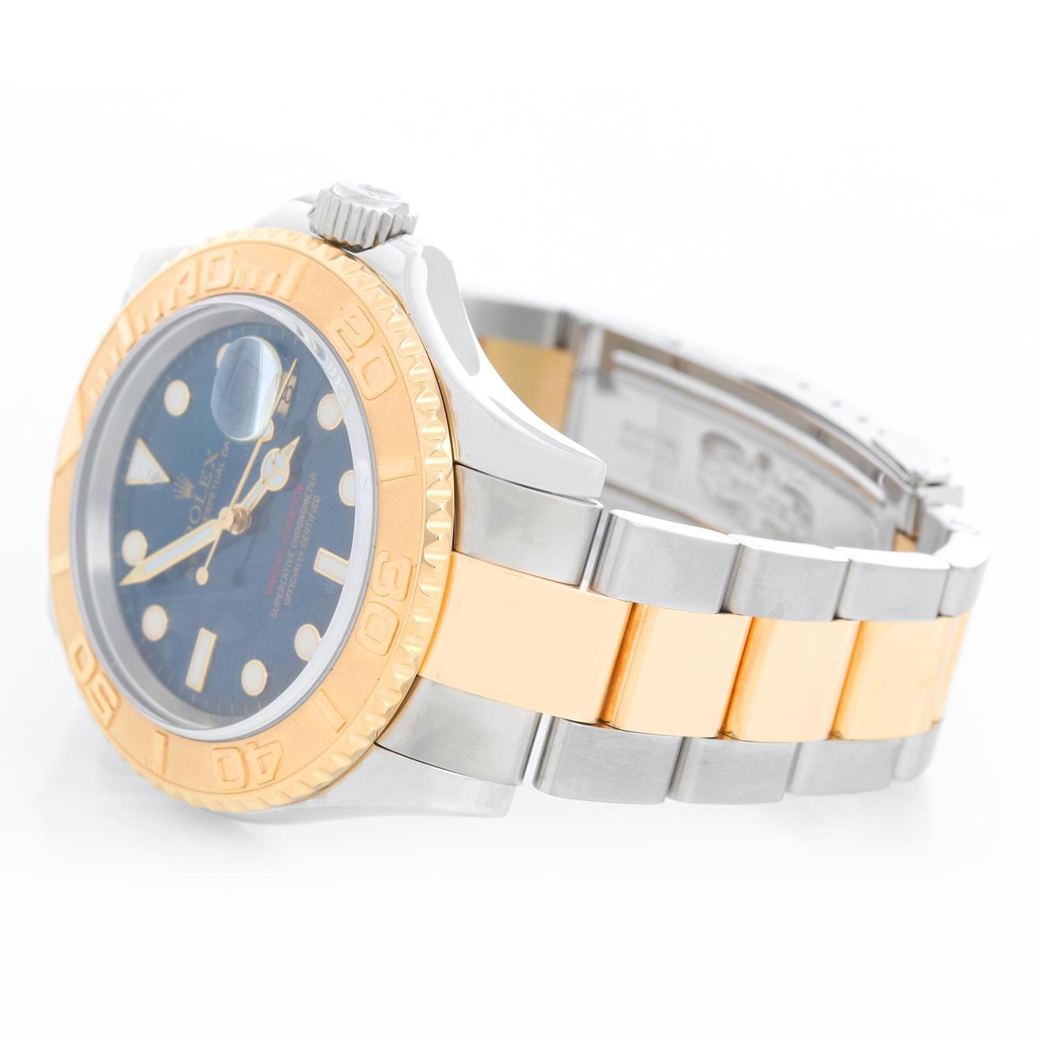 Rolex Yacht-Master Steel & Gold Men's 2-Tone Watch 16623 - Remontage automatique, 31 rubis, Quickset, verre saphir. Boîtier en acier inoxydable avec lunette en or jaune 18 carats ; gravure sur la lunette intérieure   (40 mm de diamètre). Cadran bleu