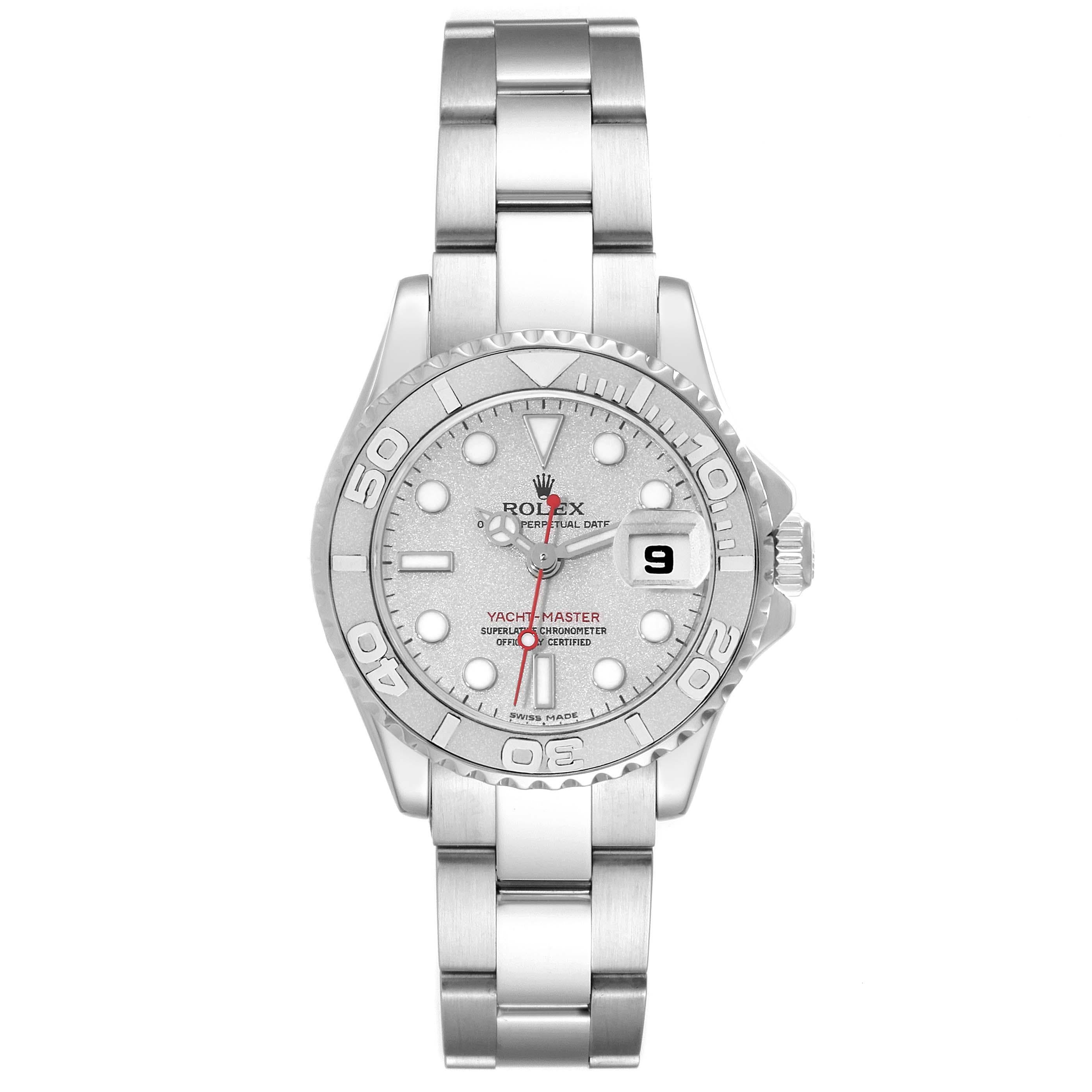 Rolex Yachtmaster 29 Steel Platinum Dial Bezel Ladies Watch 169622. Mouvement automatique à remontage automatique, officiellement certifié chronomètre. Boîtier en acier inoxydable de 29 mm de diamètre. Logo Rolex sur la couronne. Lunette tournante