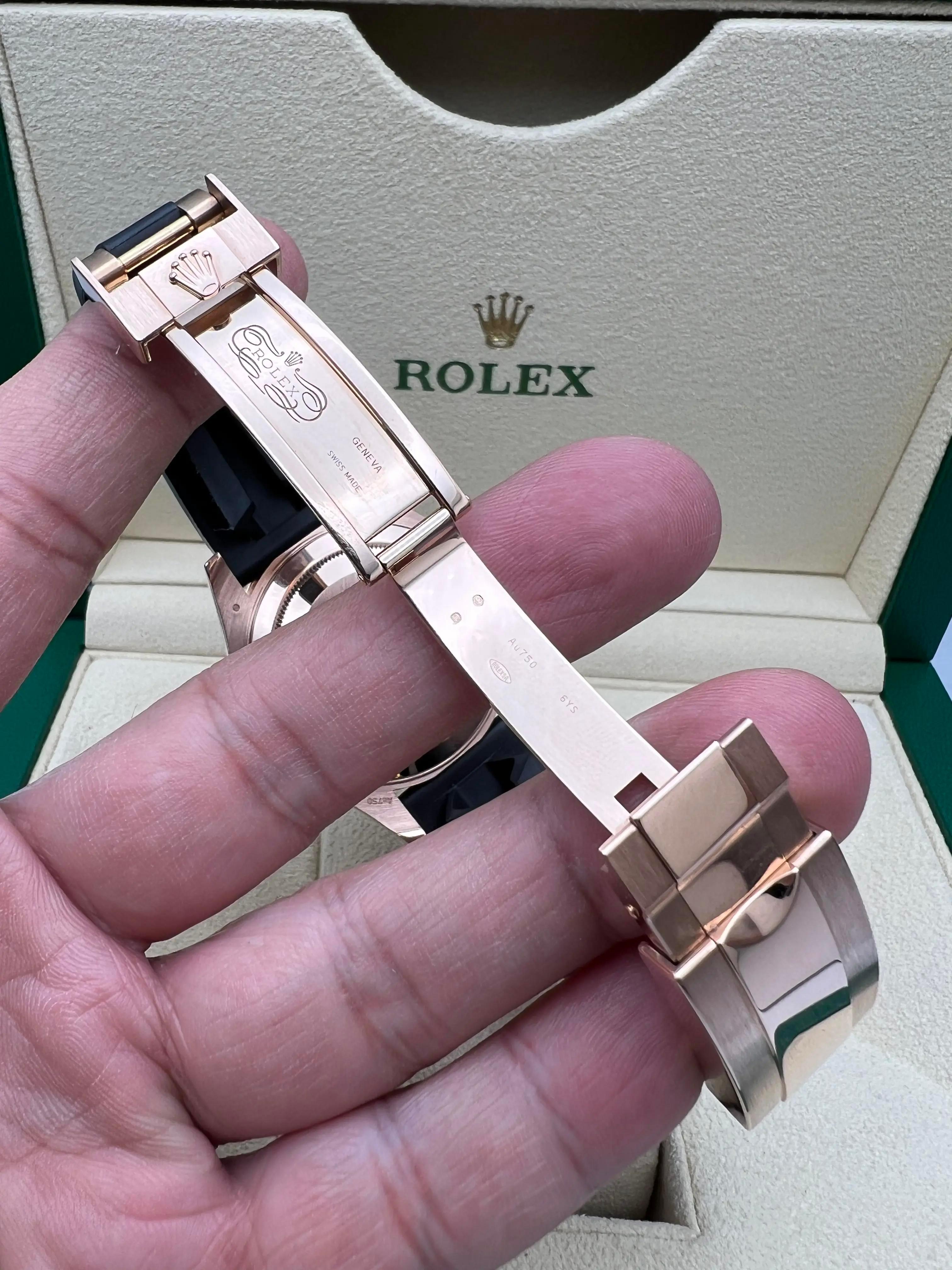 Rolex Yacht-Master 40mm 126655 18K Rose Gold Quadrante Nero Oysterflex Scatola Documenti in vendita 8