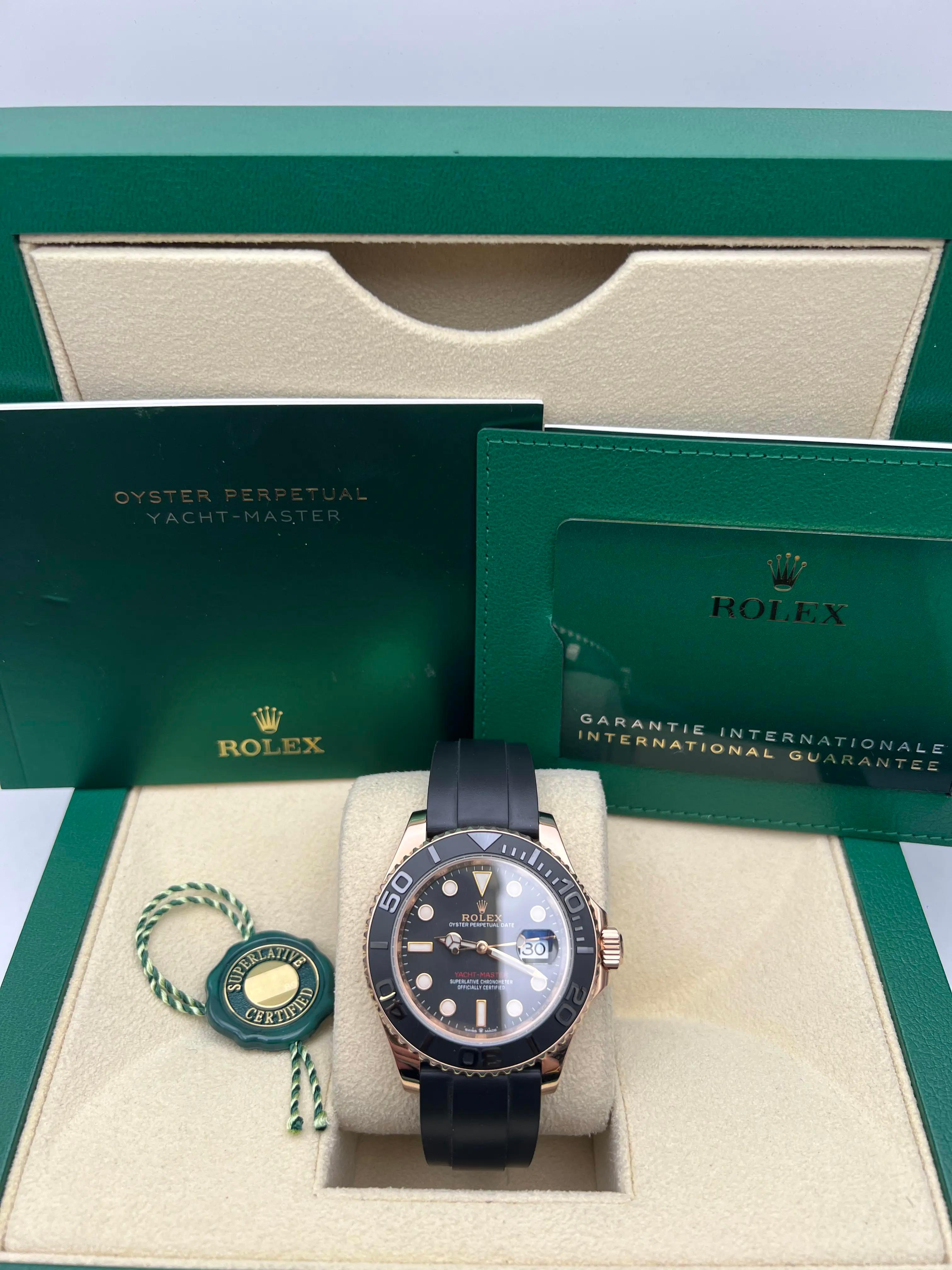 Il Rolex Yacht-Master 40, referenza 126655, presenta una lussuosa cassa da 40 mm in oro Everose 18 carati con lunetta Cerachrom nera opaca, che offre un contrasto sorprendente e una maggiore durata. Il quadrante nero è impreziosito da indici e