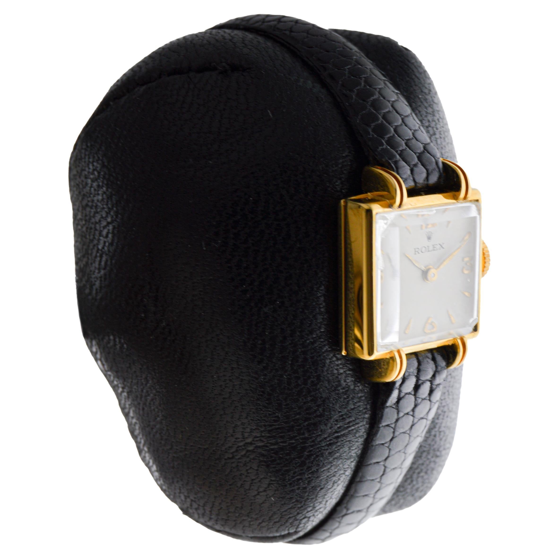 FÁBRICA / CASA: Rolex Watch Company
ESTILO / REFERENCIA: Art Déco
METAL / MATERIAL: Oro macizo de 9 quilates
CIRCA / AÑO: 1940
DIMENSIONES / TAMAÑO: Longitud 