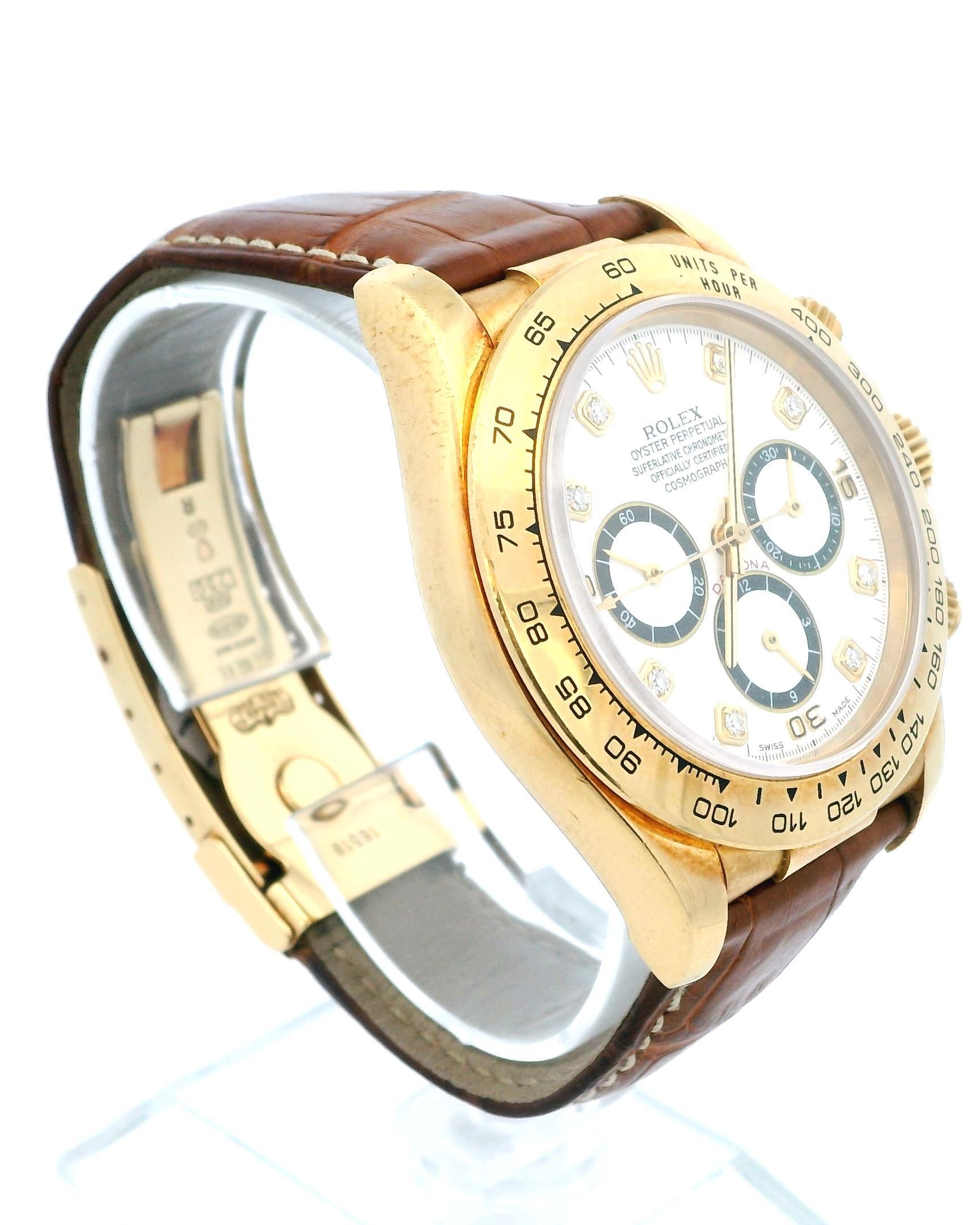 Montre Rolex Daytona 16518 pour homme. Boîtier de 40 mm en or jaune 18 carats avec lunette en or jaune 18 carats. Cadran blanc avec aiguilles en or et index d'origine sertis de diamants et de chiffres arabes. Trois sous-cadrans. Petite seconde à 6