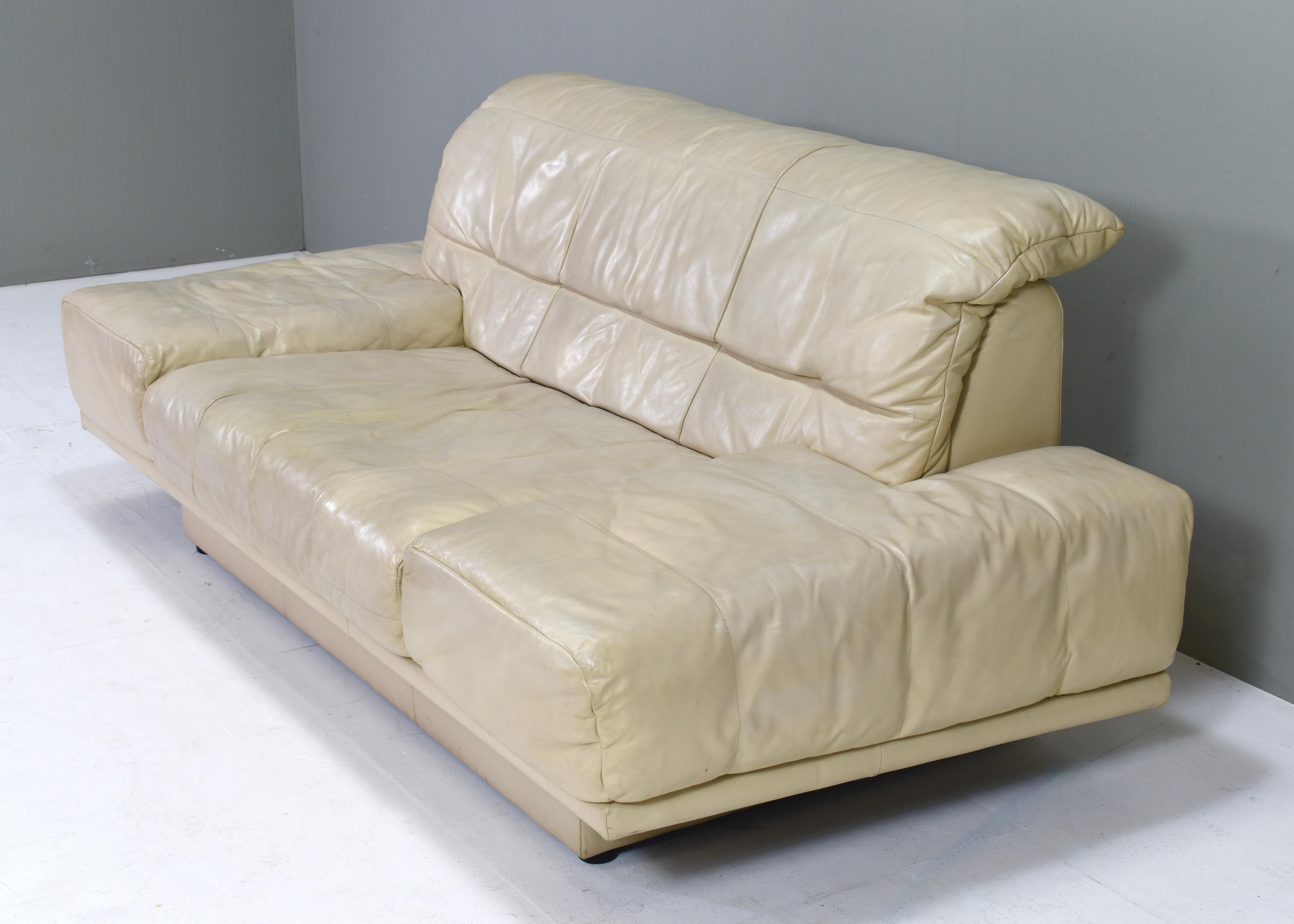 Rolf Benz 2-seat sofa in Ivory Cream White Leather – Germany, circa 1980-1990 For Sale 5