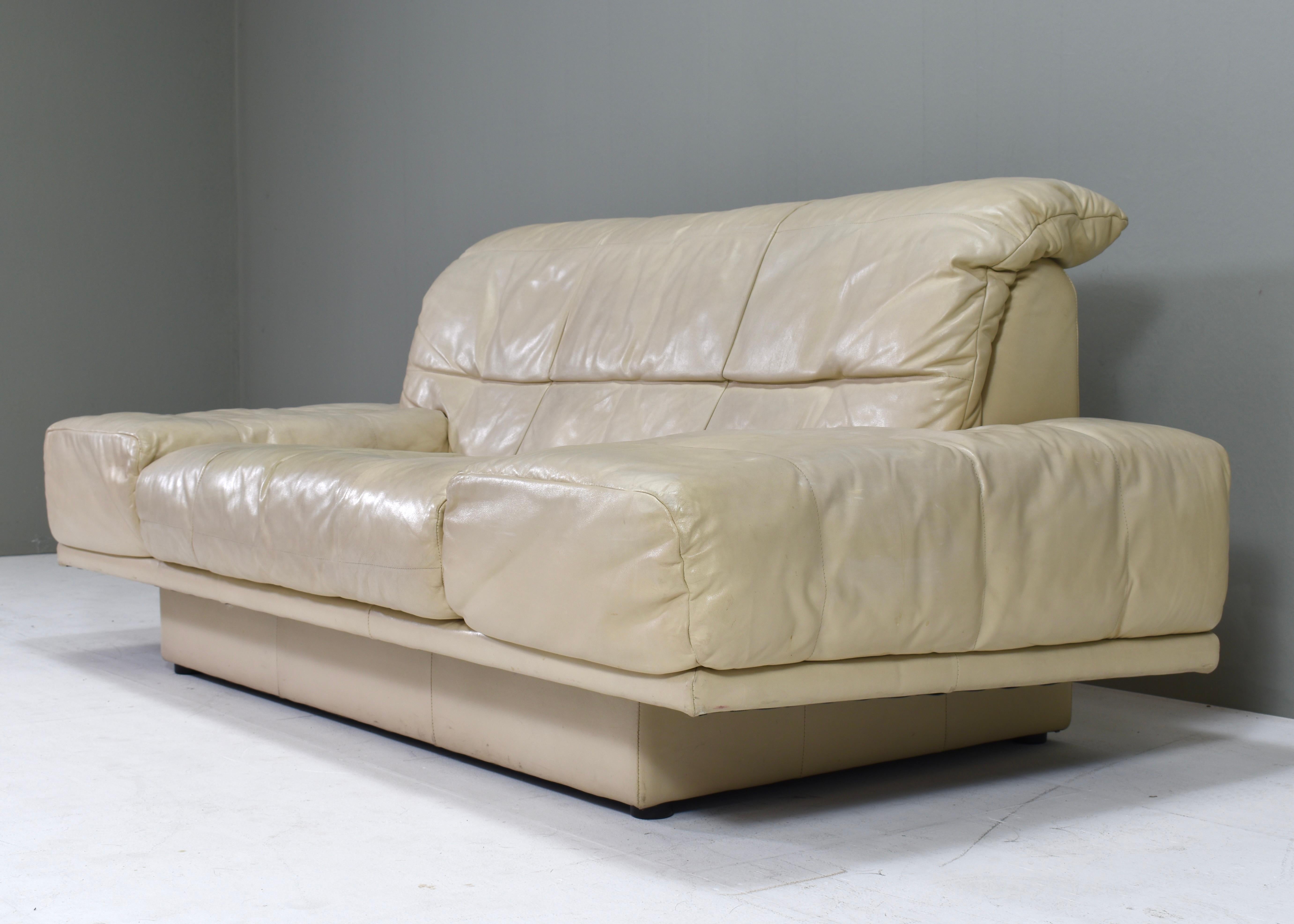 Rolf Benz 2-seat sofa in Ivory Cream White Leather – Germany, circa 1980-1990 For Sale 6