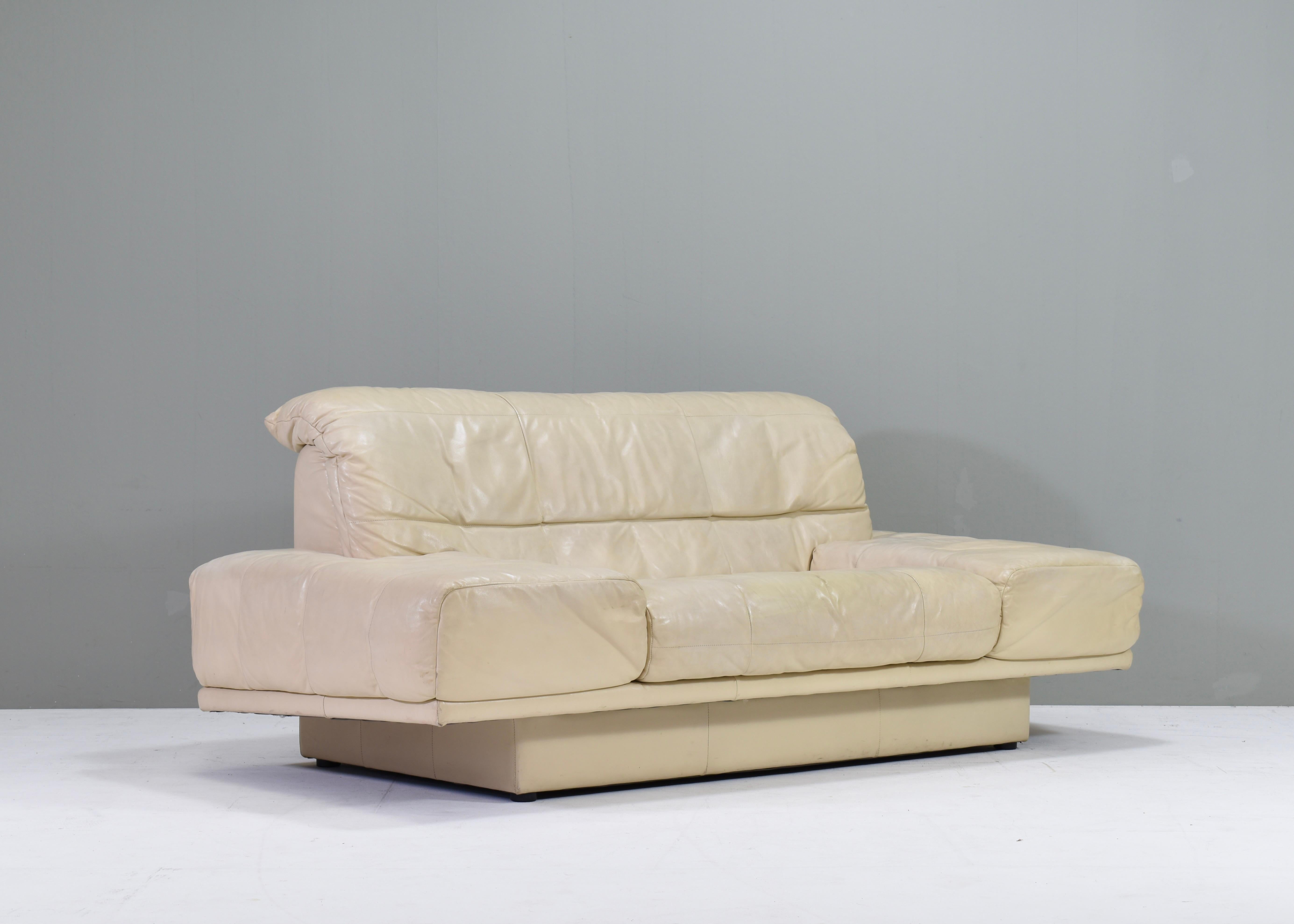 Mid-Century Modern Rolf Benz 2-seat sofa in Ivory Cream White Leather – Germany, circa 1980-1990 For Sale