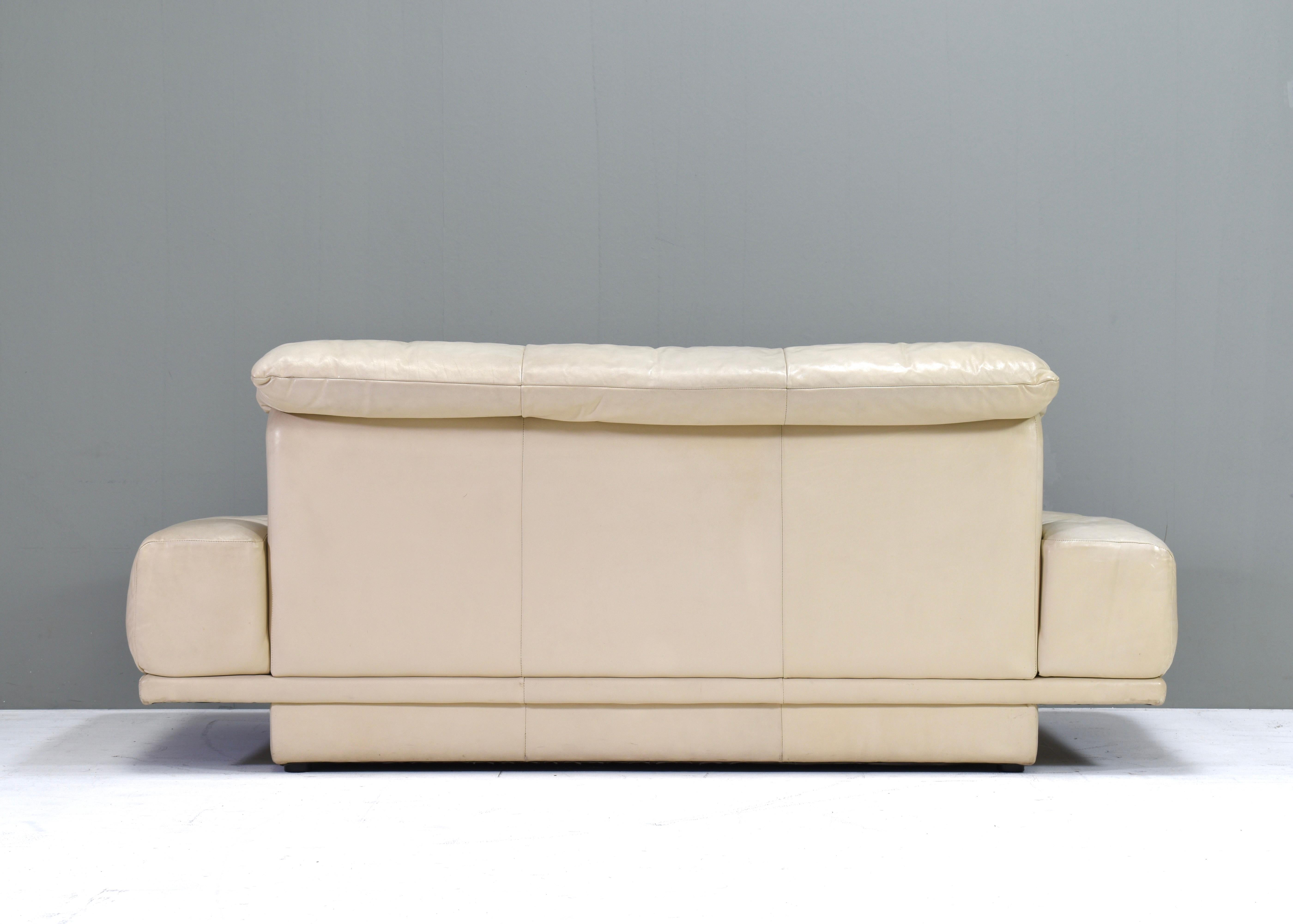 Late 20th Century Rolf Benz 2-seat sofa in Ivory Cream White Leather – Germany, circa 1980-1990 For Sale