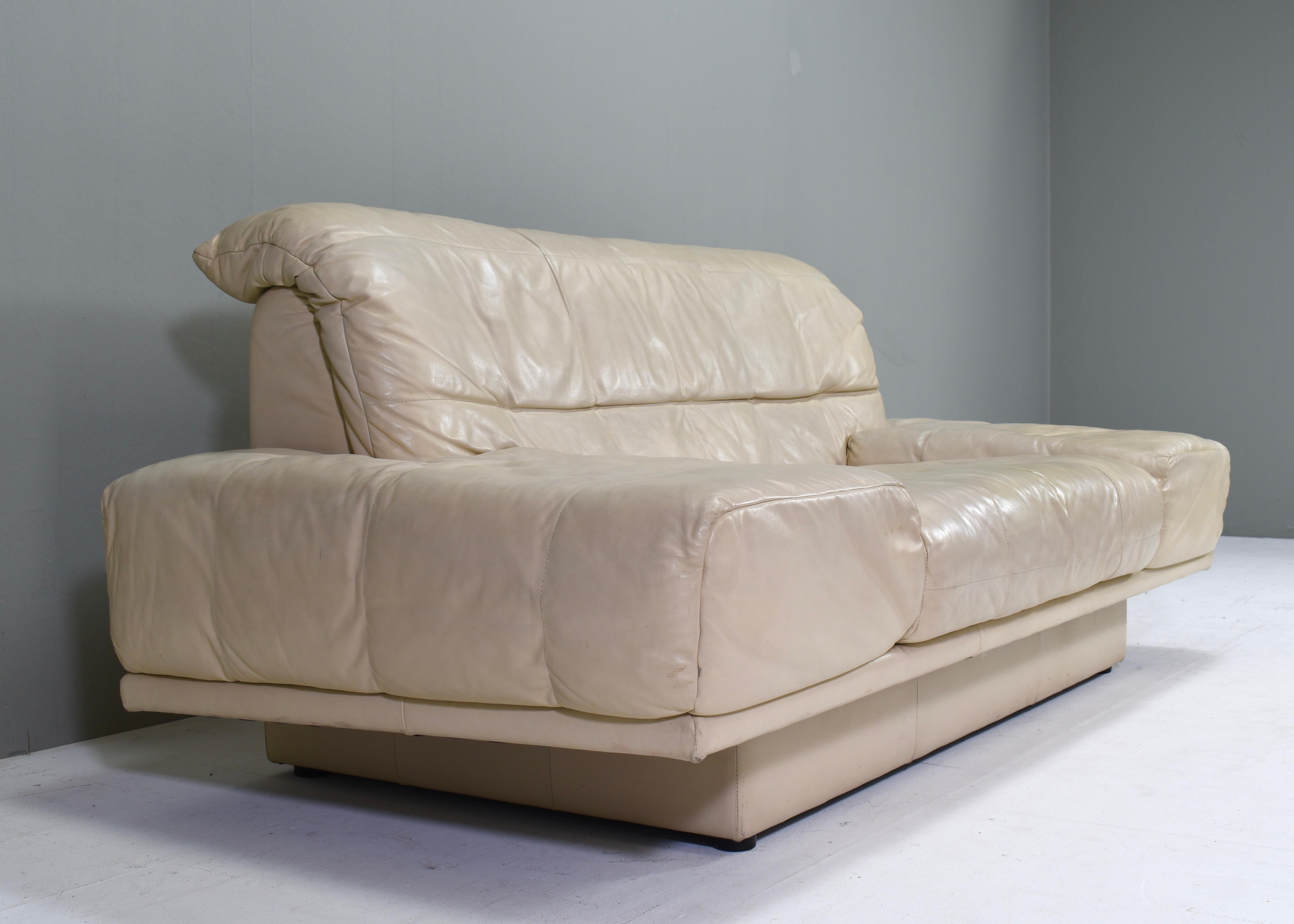Rolf Benz 2-seat sofa in Ivory Cream White Leather – Germany, circa 1980-1990 For Sale 2